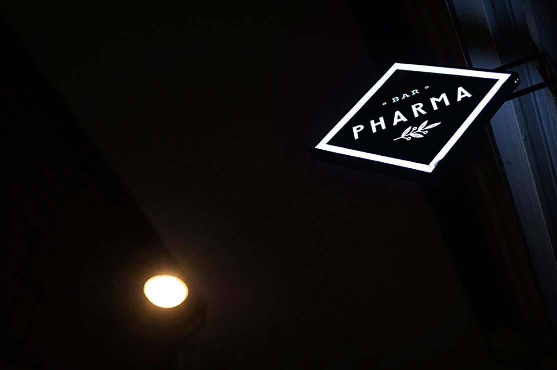 布达佩斯最佳鸡尾酒酒吧、酒吧logo设计、酒吧空间设计、视觉餐饮