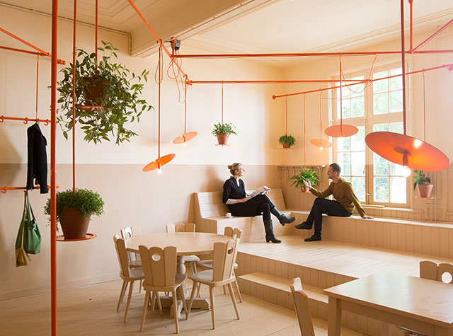 在橙色铁路上面的荷兰咖啡馆空间设计