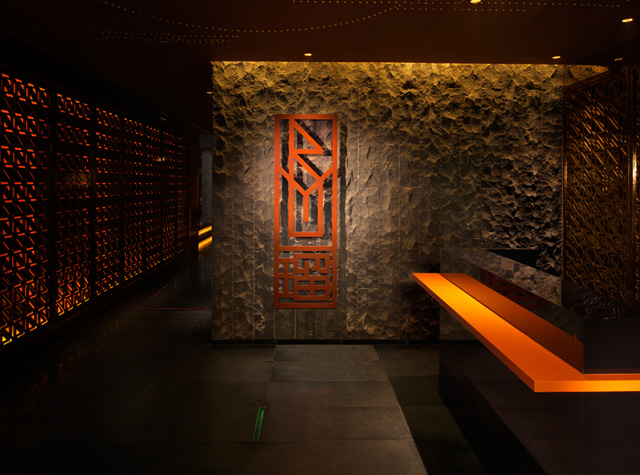 上海外滩历史建筑内的瑠法日餐厅空间设计