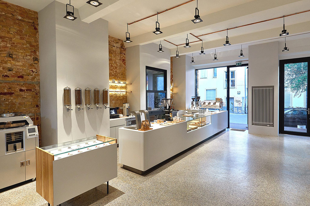 德国柏林的%Arabica咖啡店 德国 咖啡店 %Arabica 黄铜 logo设计 vi设计 空间设计 视觉餐饮