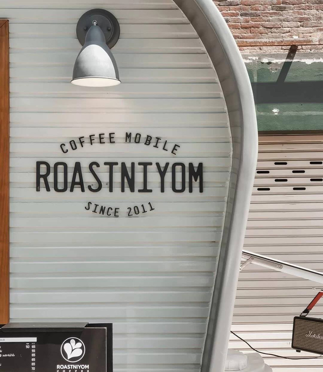 清迈街头流动咖啡车Roastniyom Coffee 泰国 清迈 咖啡车 咖啡店 logo设计 vi设计 空间设计