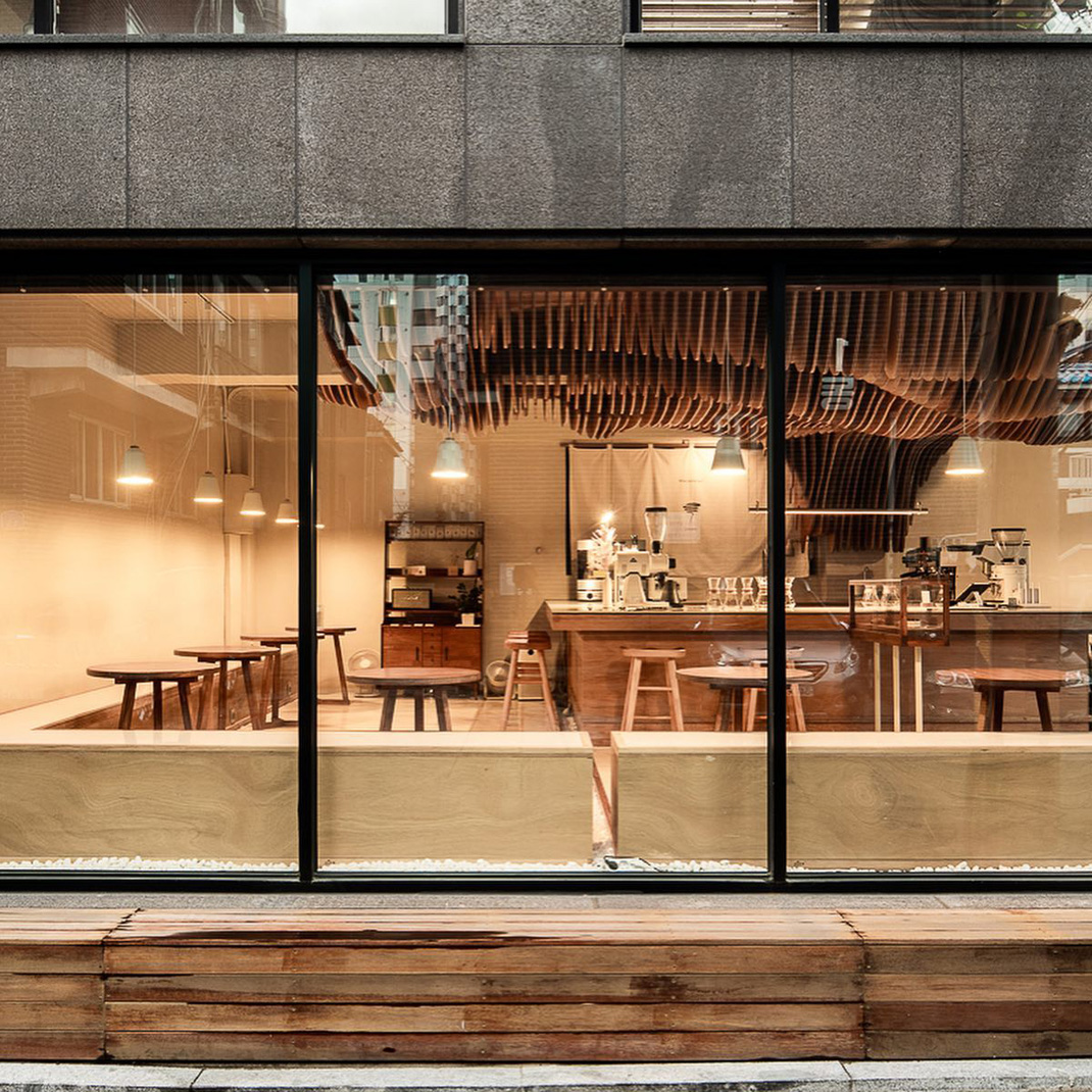 巷子里的木质小咖啡馆 韩国 首尔 咖啡店 木头 吊顶 曲线 logo设计 vi设计 空间设计