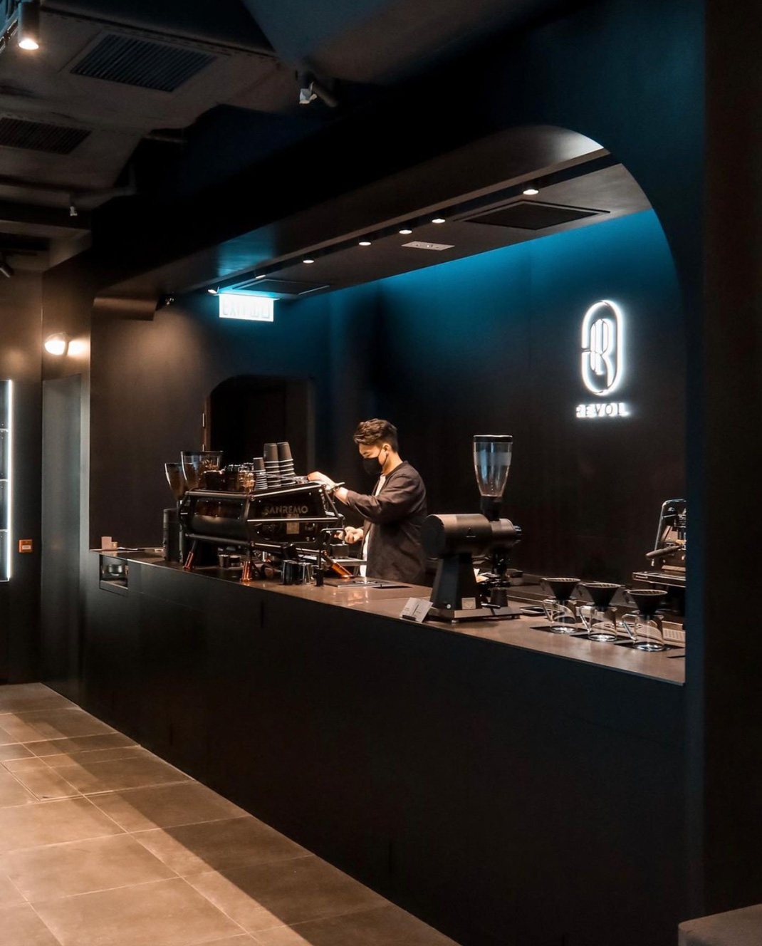 全黑调咖啡馆REVOL 香港 咖啡店 黑色 字母设计 logo设计 vi设计 空间设计