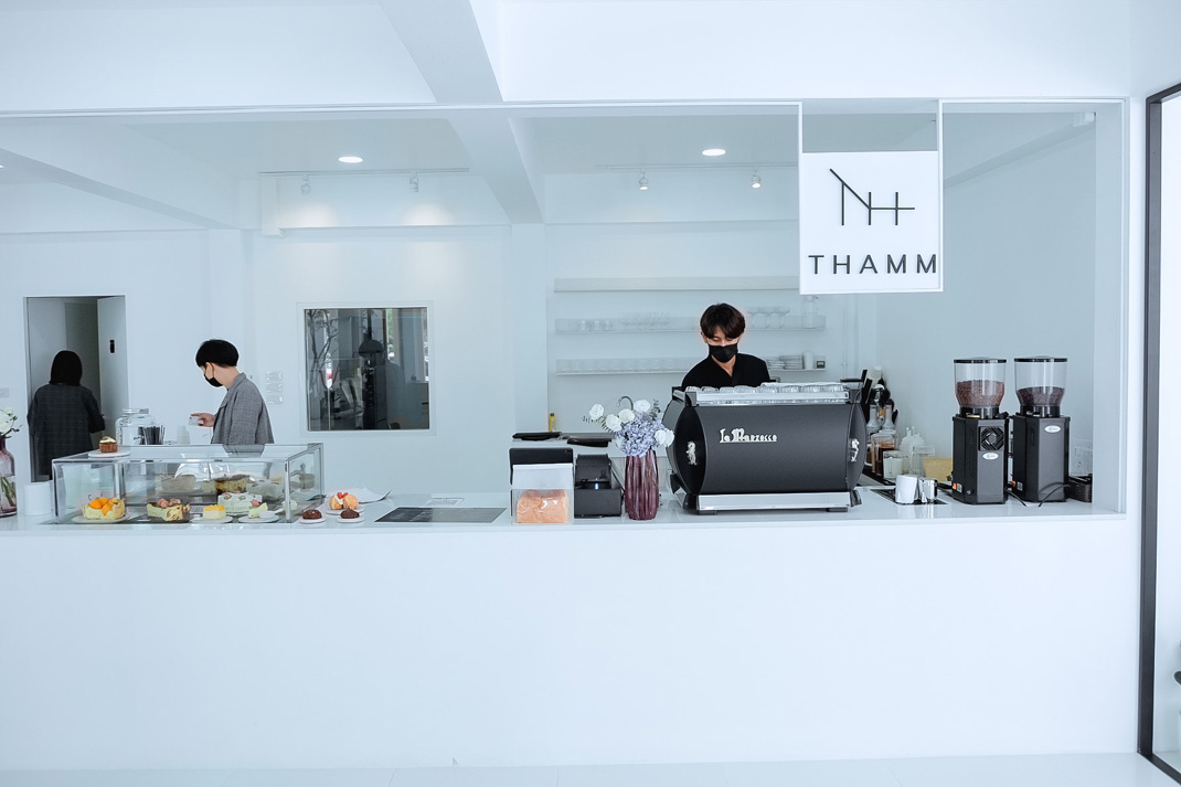 咖啡店THAMM cafe 泰国 咖啡店 白色空间 logo设计 vi设计 空间设计