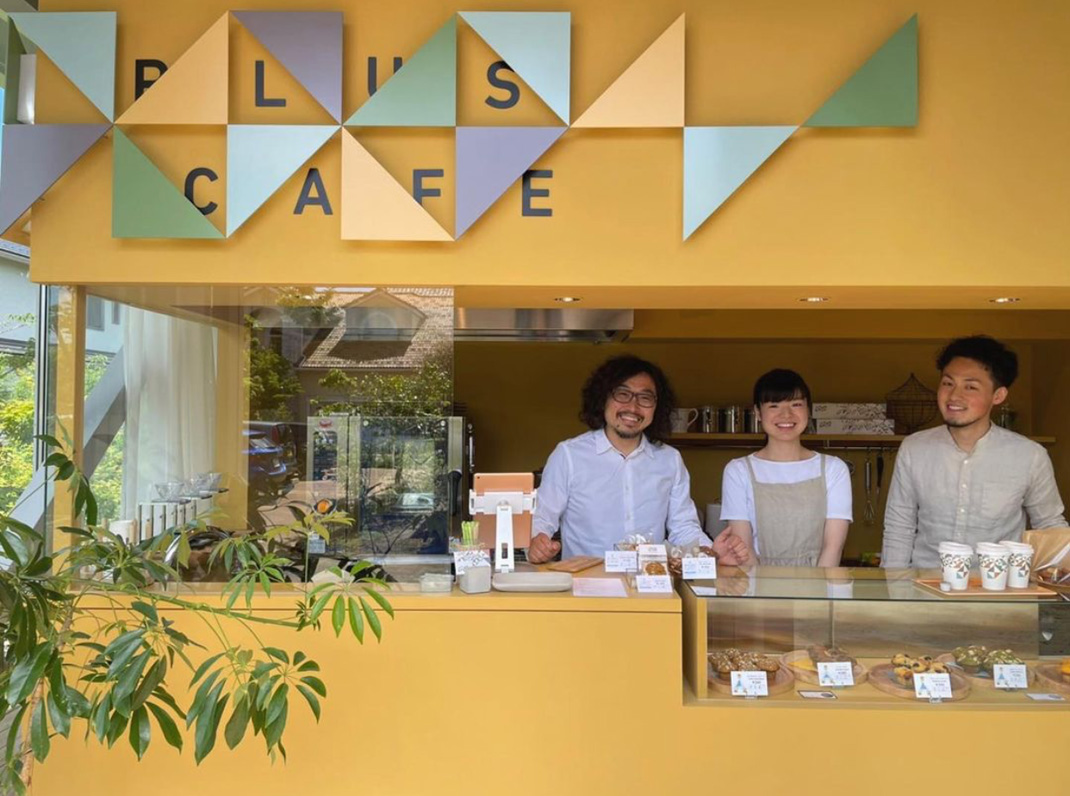 咖啡店PLUS CAFE 日本 咖啡店 色块设计 图形设计 logo设计 vi设计 空间设计