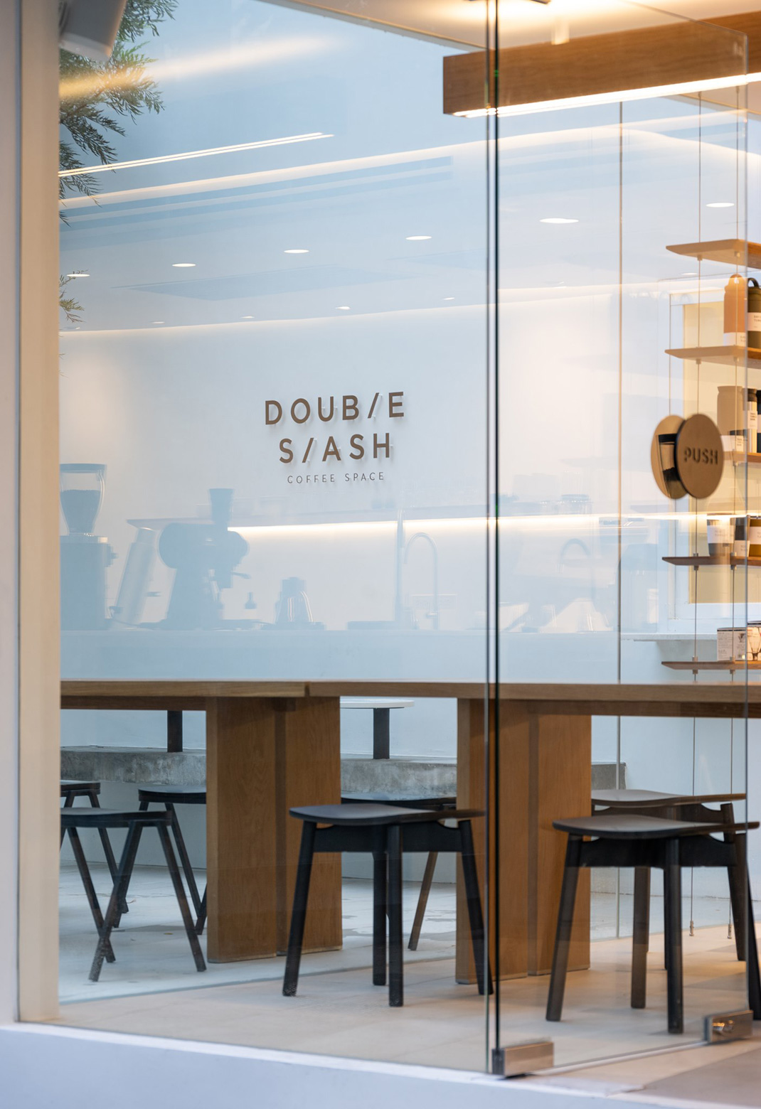咖啡店Double Slash，Coffee Space 泰国 曼谷 咖啡店 白色空间 网红店 logo设计 vi设计 空间设计