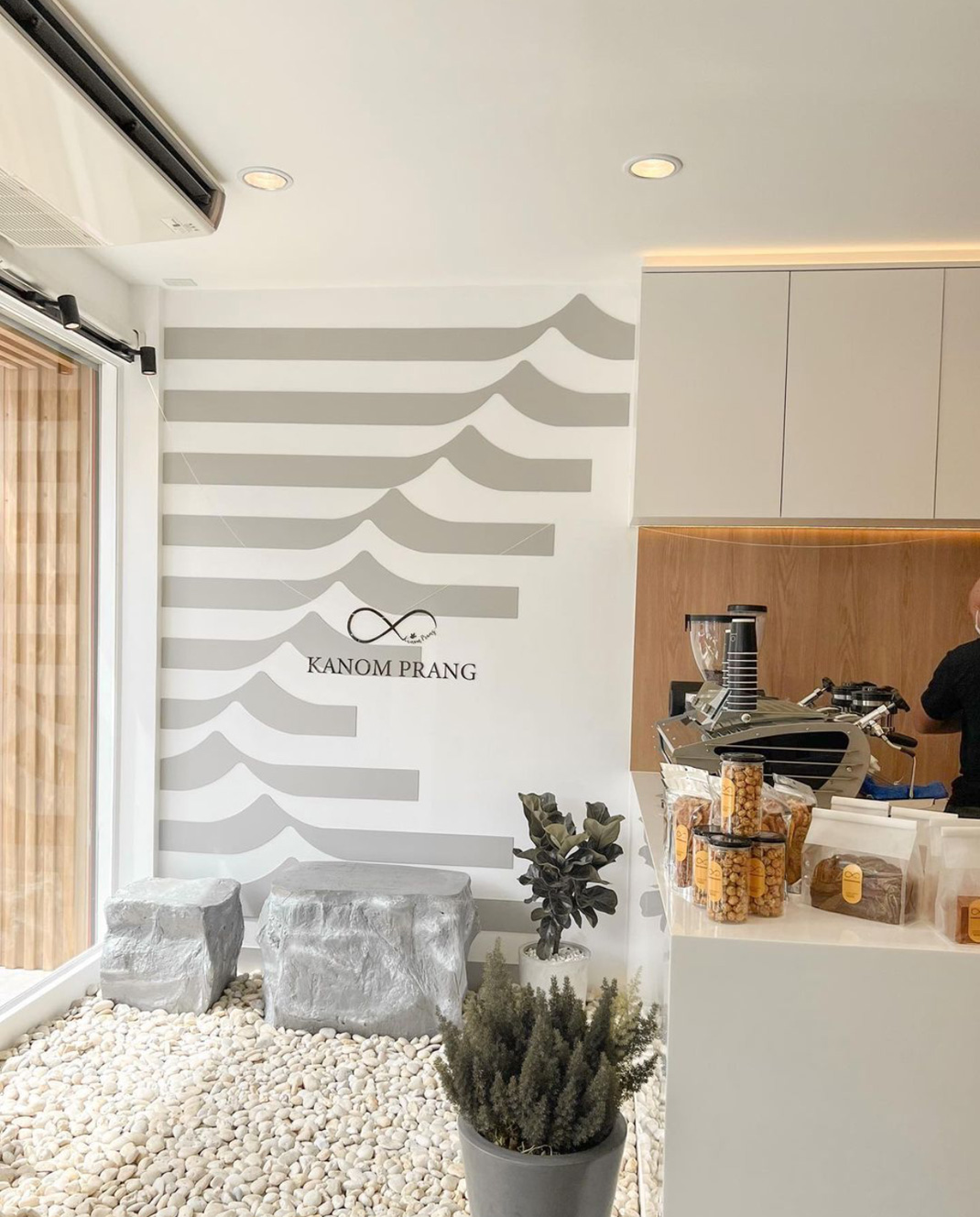 面包店Kanomprang 泰国 曼谷 面包店 白色 木色 logo设计 vi设计 空间设计