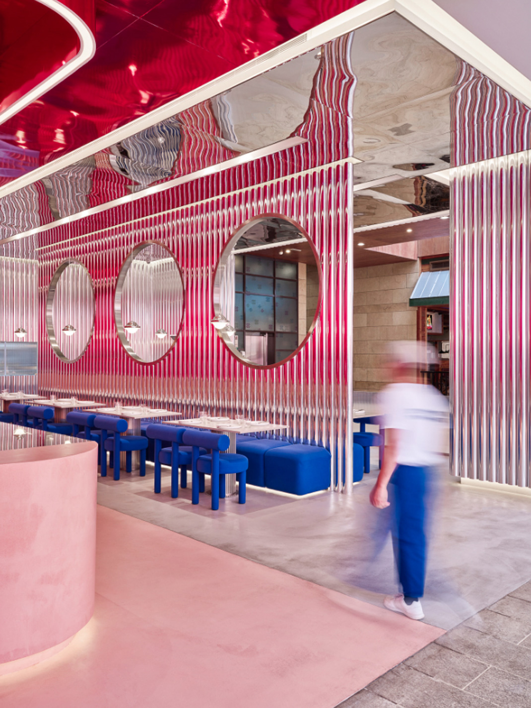 红色和蓝色调甜品店设计 科威特 甜品店 蓝色 红色 波浪板 logo设计 vi设计 空间设计