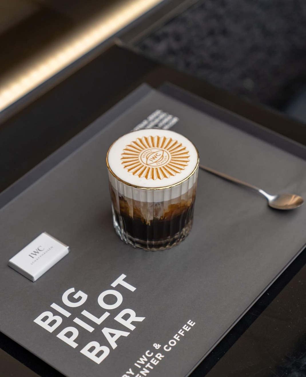 咖啡店BIG PILOT BAR 韩国 咖啡店 黑色 软膜灯箱 logo设计 vi设计 空间设计