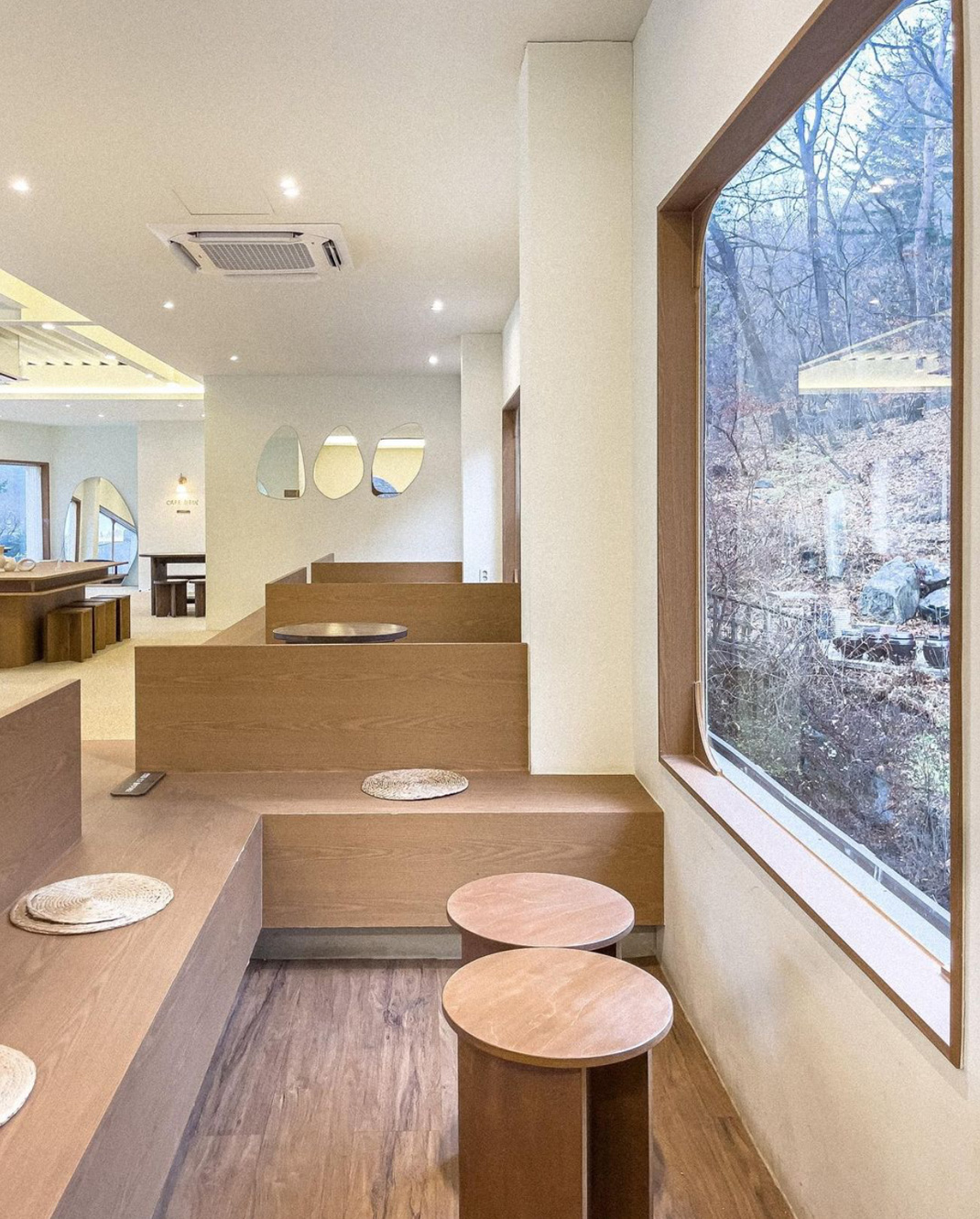 庭院里的咖啡馆CAFE DEUL 韩国 咖啡馆 别墅 白色 圆形  logo设计 vi设计 空间设计