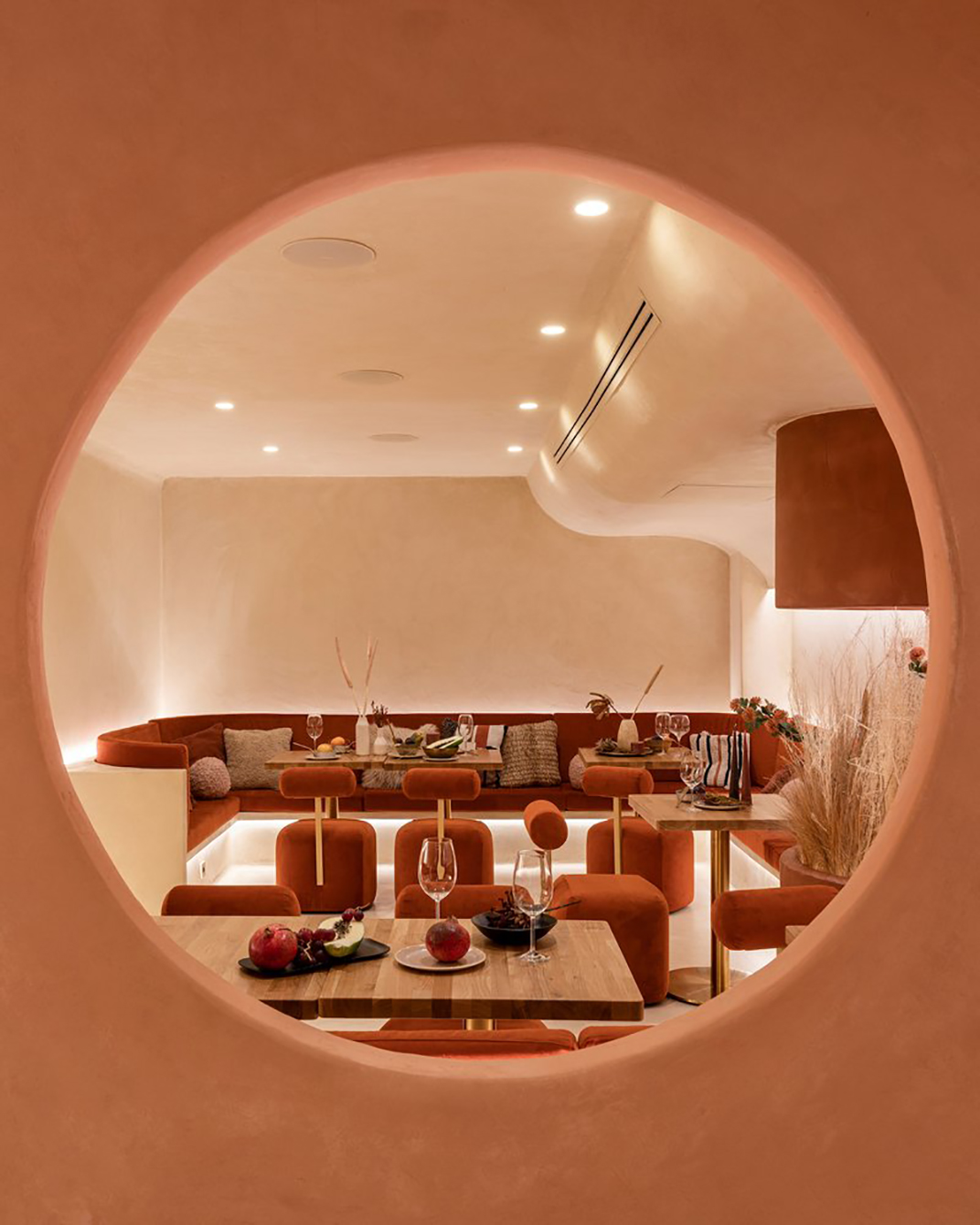 几何图形元素餐厅Living Bakkali 西班牙 三角形 米色 砖红色 几何 logo设计 vi设计 空间设计