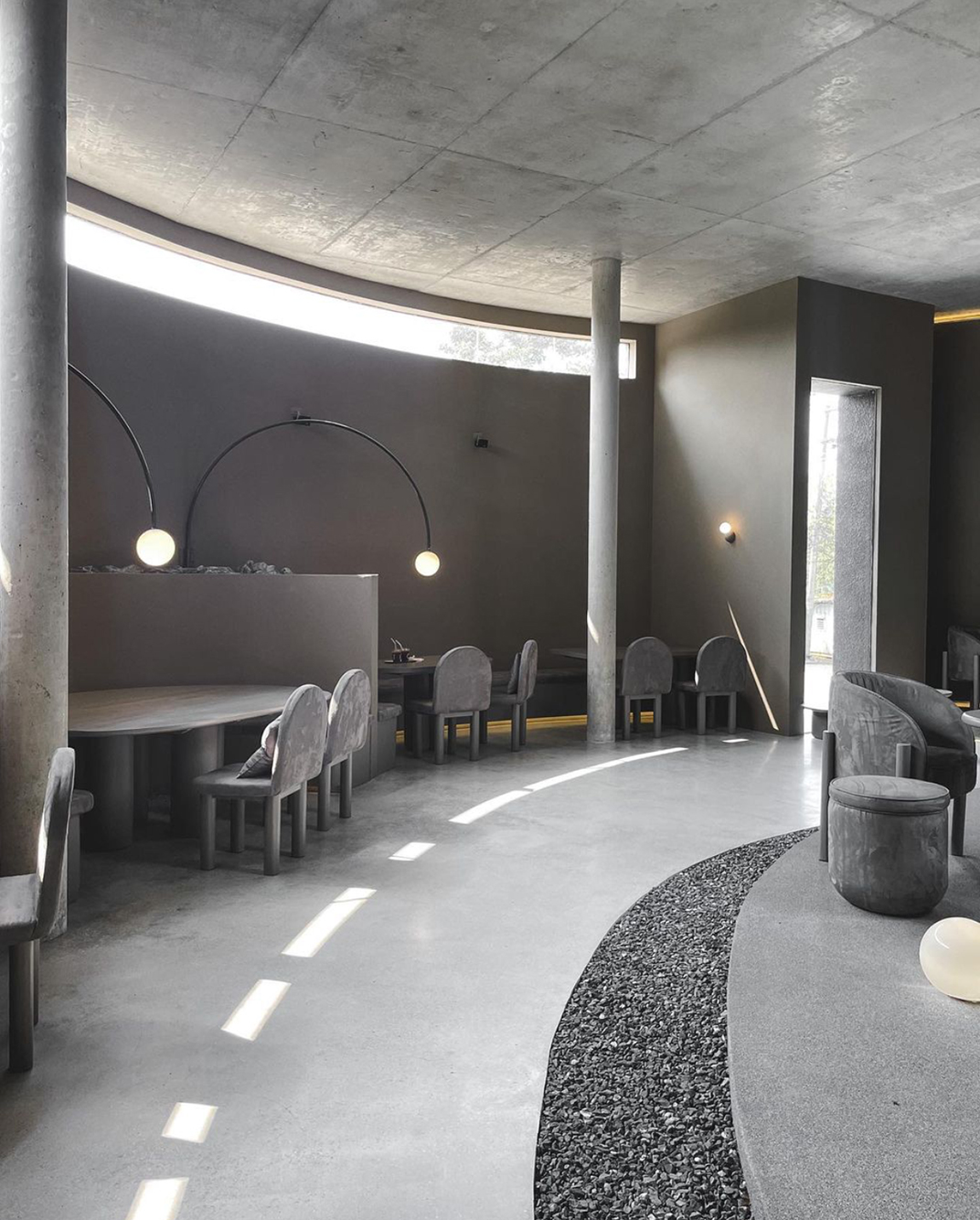 圆形建筑里的咖啡店PLUTO 咖啡店 水磨石 天井 石材 月光球 镜面不锈钢 logo设计 vi设计 空间设计