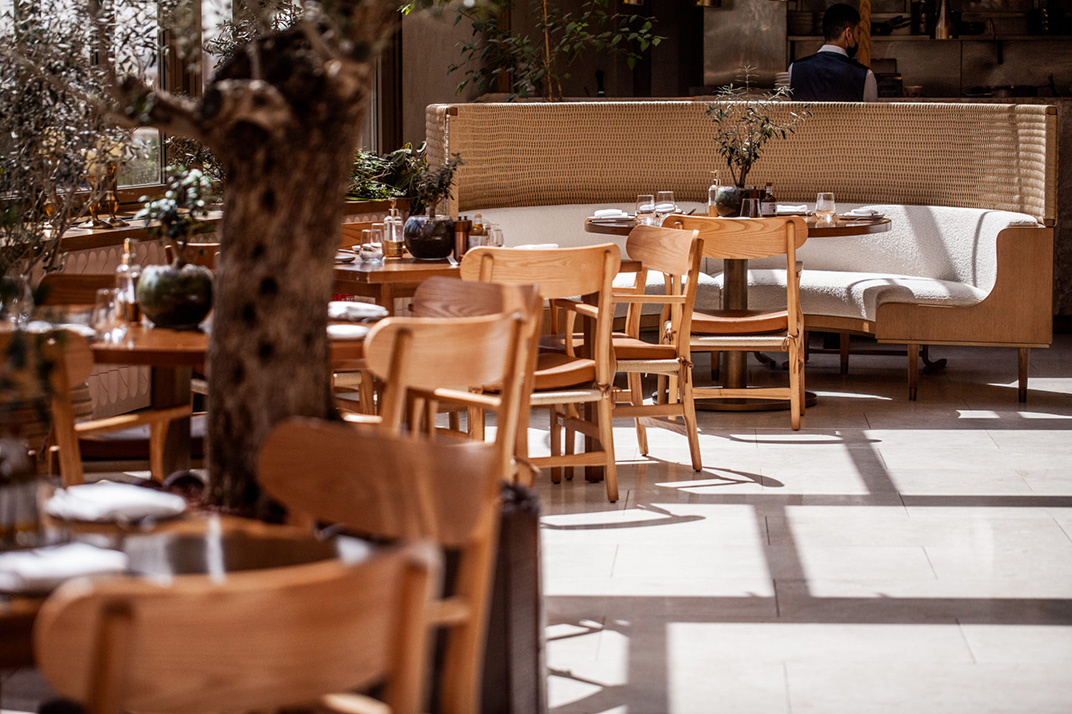 北京 现代希腊餐厅Meraki Riyadh 沙特阿拉伯 绿植 木色 曲面 木材 logo设计 vi设计 空间设计