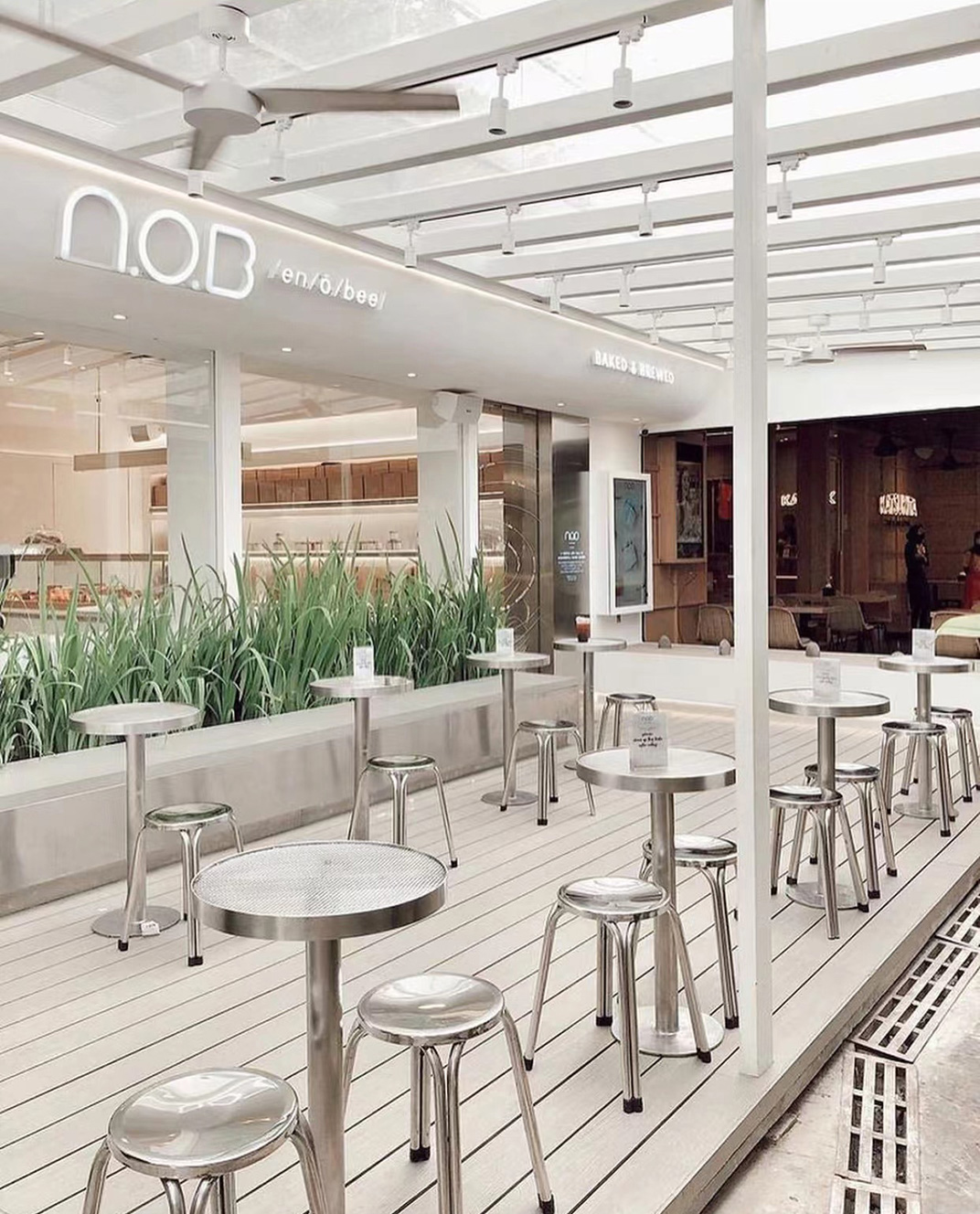 干净整洁的面包店咖啡店空间 印度尼西亚 上海 面包店 咖啡店 不锈钢 金属网 logo设计 vi设计 空间设计