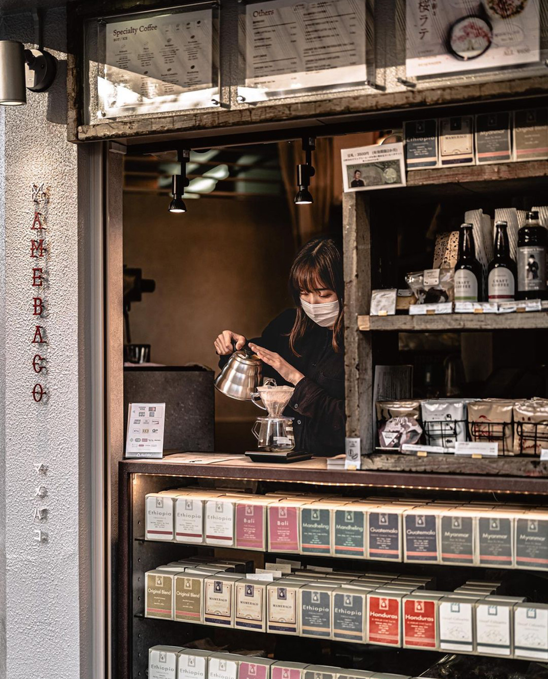 橱窗式咖啡店Mamebaco 日本 东京 上海 咖啡店 橱窗 复古 档口 logo设计 vi设计 空间设计
