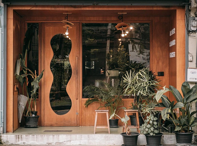 棕色木色调咖啡店，泰国，曼谷