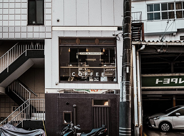 货架满满的咖啡店空间，日本