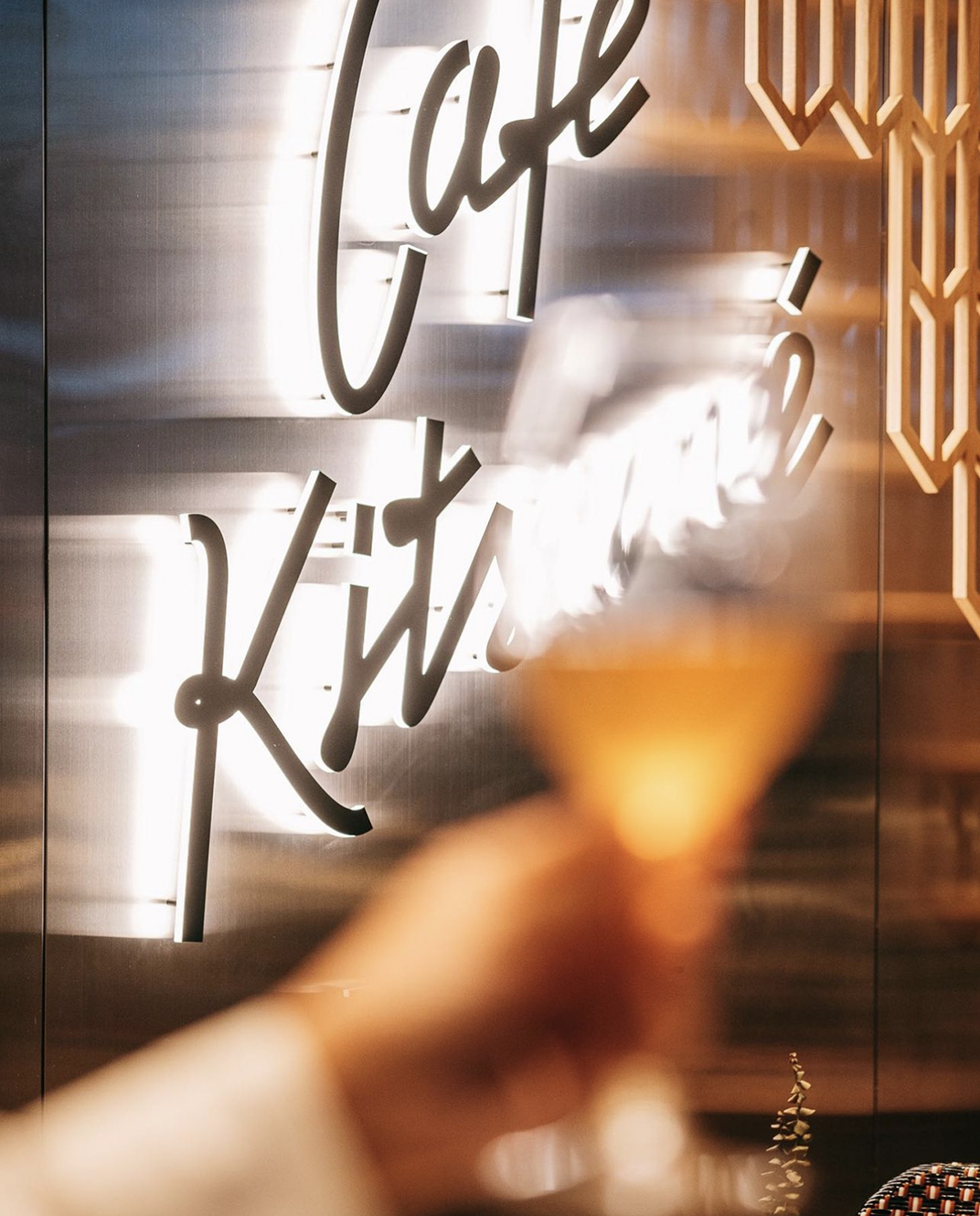 法式日式现代极简主义咖啡店Cafe Kitsune Velaa泰国曼谷 北京 上海 珠海 广州 武汉 杭州 佛山 香港 澳门 logo设计 vi设计 空间设计