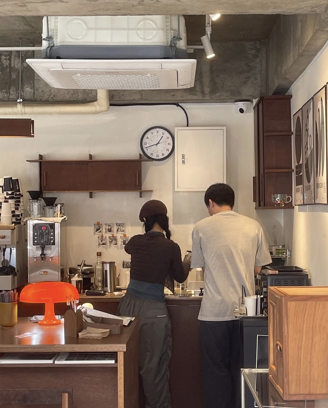 咖啡店空间感与材料比例 新旧与庭院的融合 韩国 深圳 北京 上海 广州 武汉 餐饮商业空间 logo设计 vi设计 空间设计