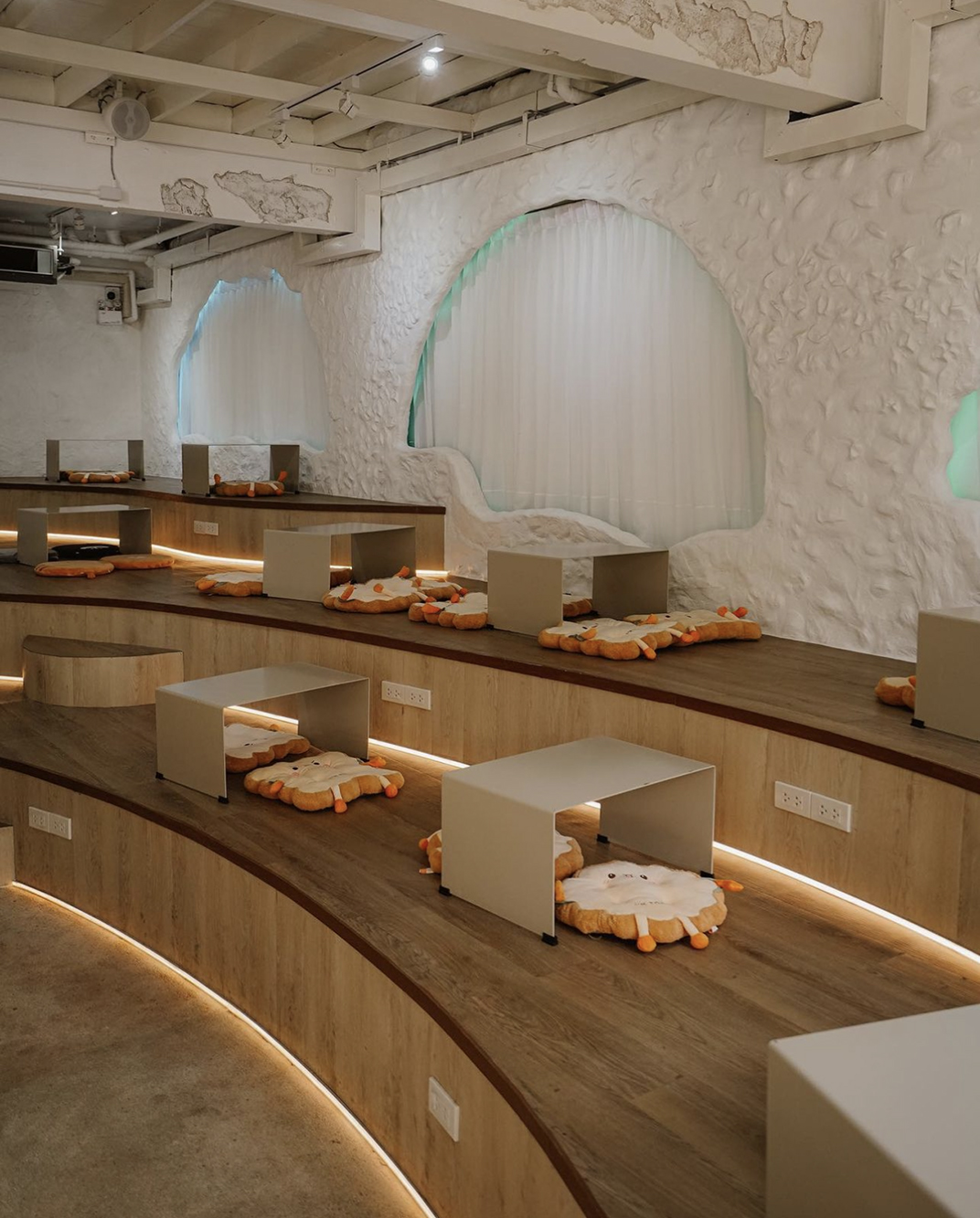 咖啡馆里梁的巧妙设计 泰国 珠海 东莞 上海 北京 广州 武汉 咖啡店 餐饮商业 logo设计 vi设计 空间设计