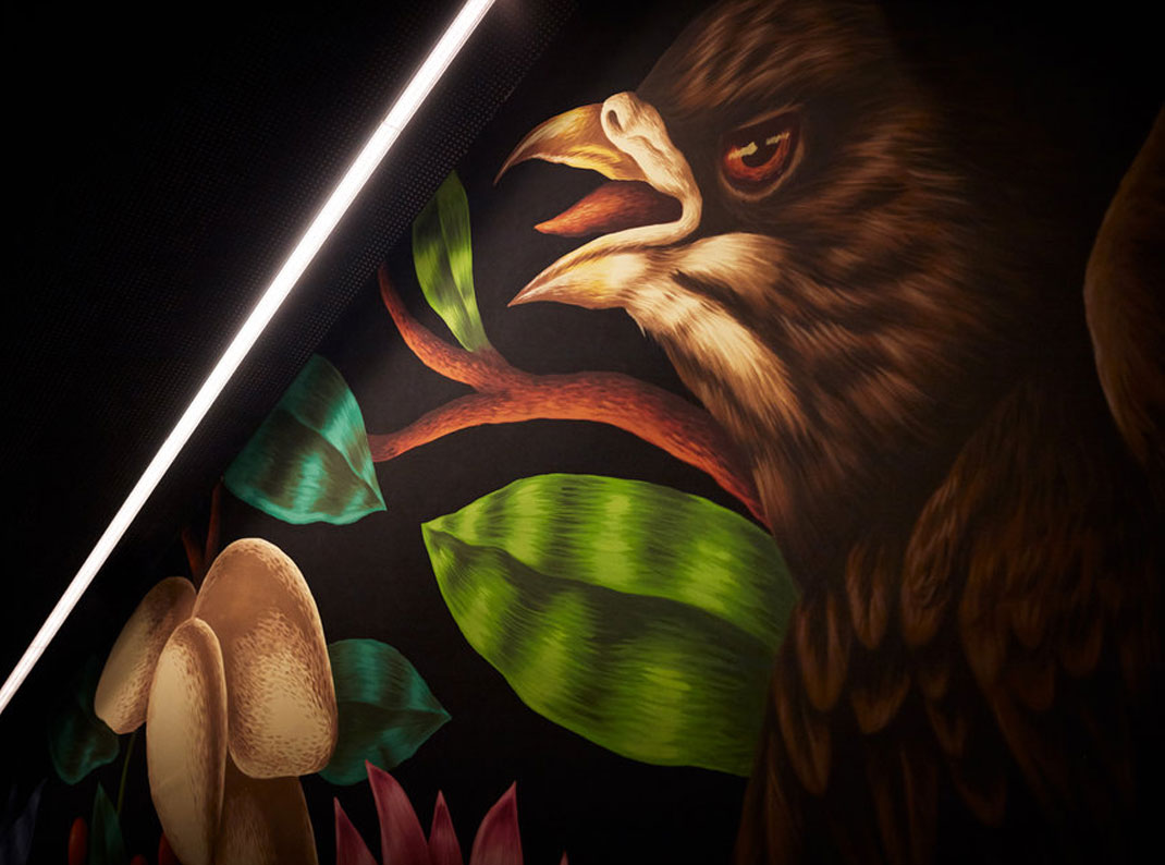 维也纳酒吧的巨型手绘热带鸟类壁画餐厅