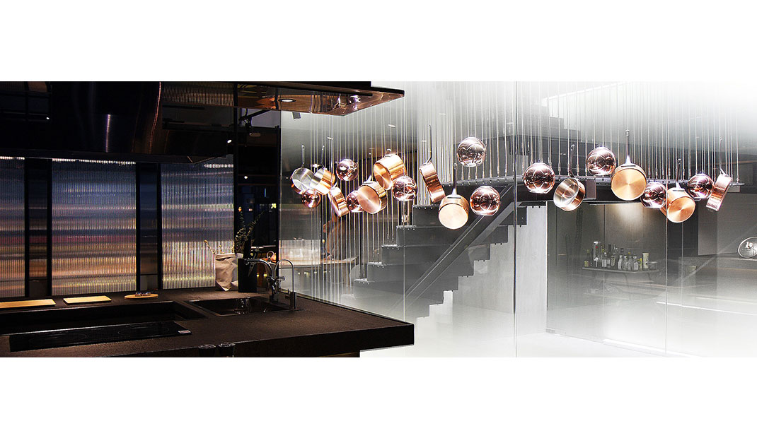一家装饰着铜制厨具的上海餐厅空间设计