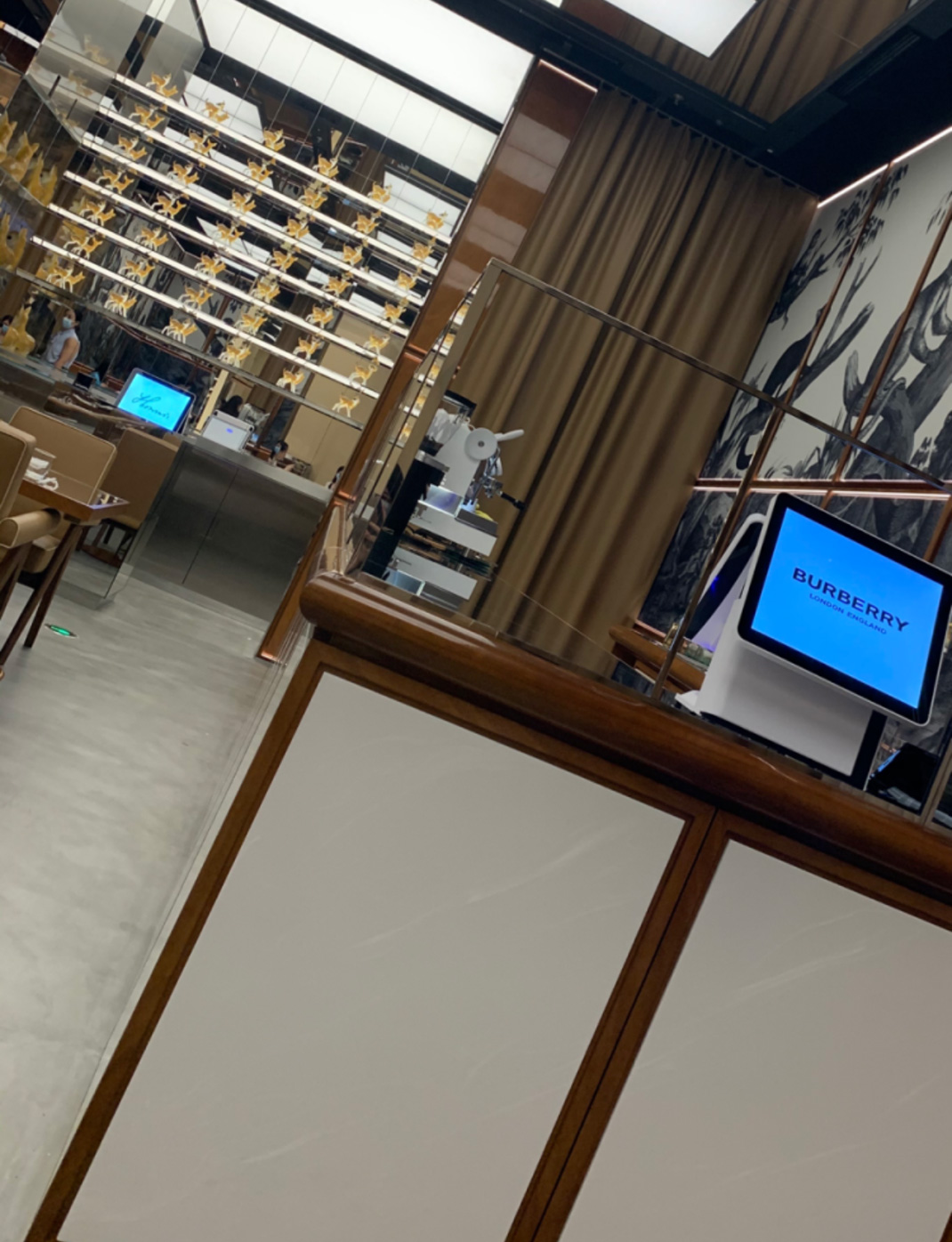 全亚洲首家Burberry咖啡厅 深圳湾万象城 深圳Burberry cafe 万象城 社交零售 沉浸式 咖啡店 logo设计 vi设计 空间设计 视觉餐饮