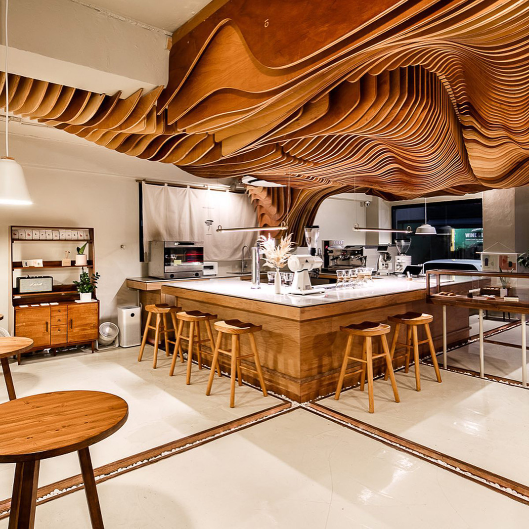 巷子里的木质小咖啡馆 韩国 首尔 咖啡店 木头 吊顶 曲线 logo设计 vi设计 空间设计