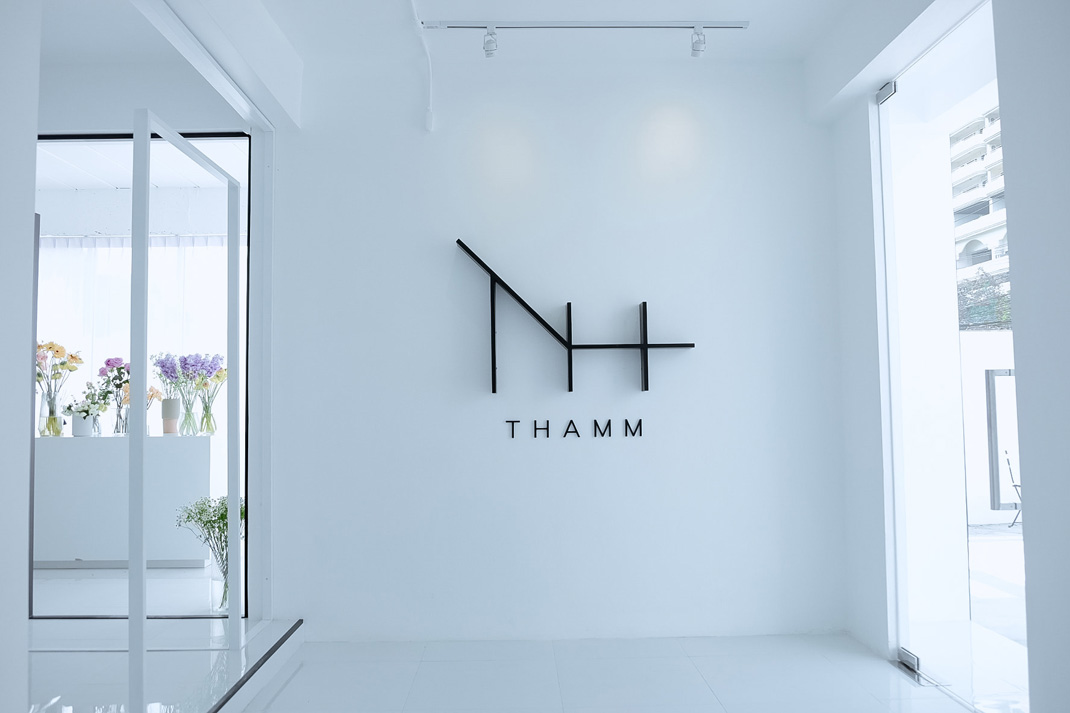 咖啡店THAMM cafe 泰国 咖啡店 白色空间 logo设计 vi设计 空间设计