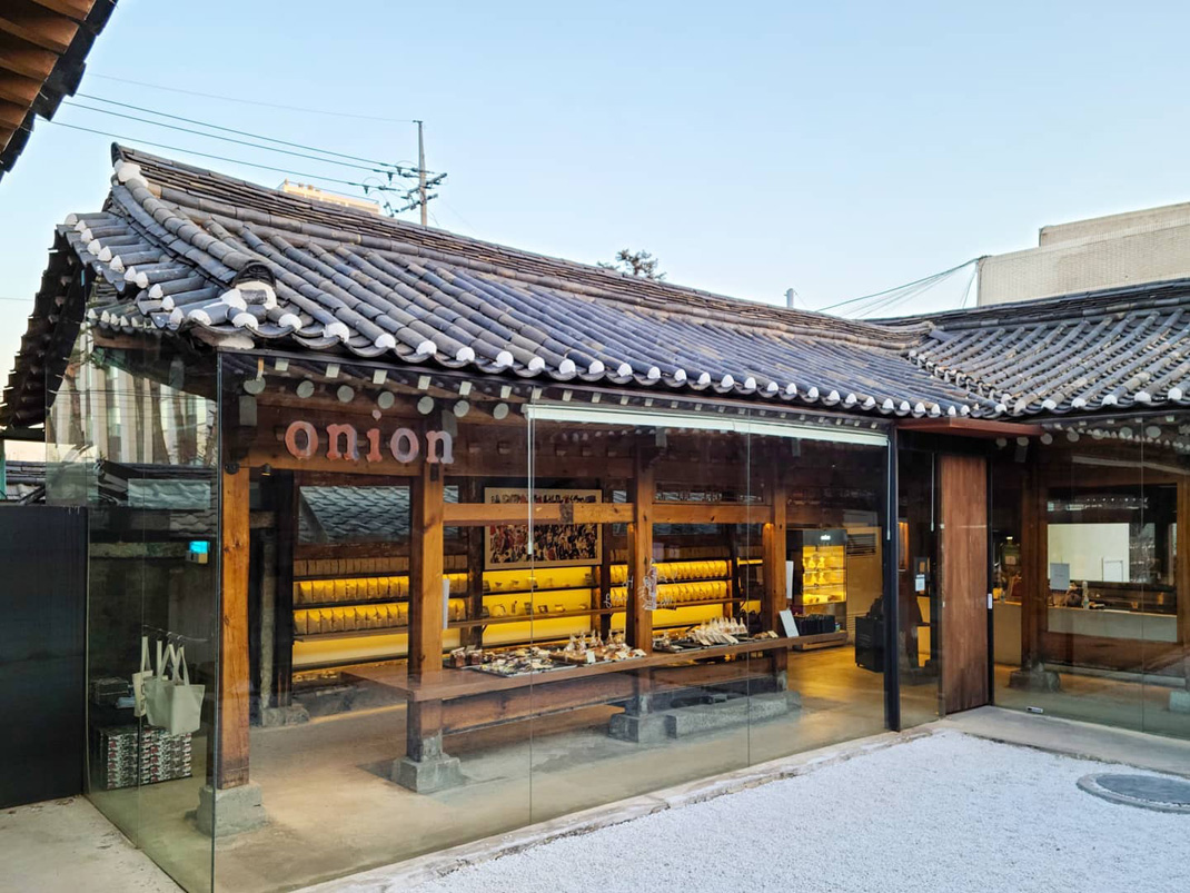 咖啡馆Cafe Onion Anguk 韩国 咖啡店 Café 复古 老建筑 logo设计 vi设计 空间设计