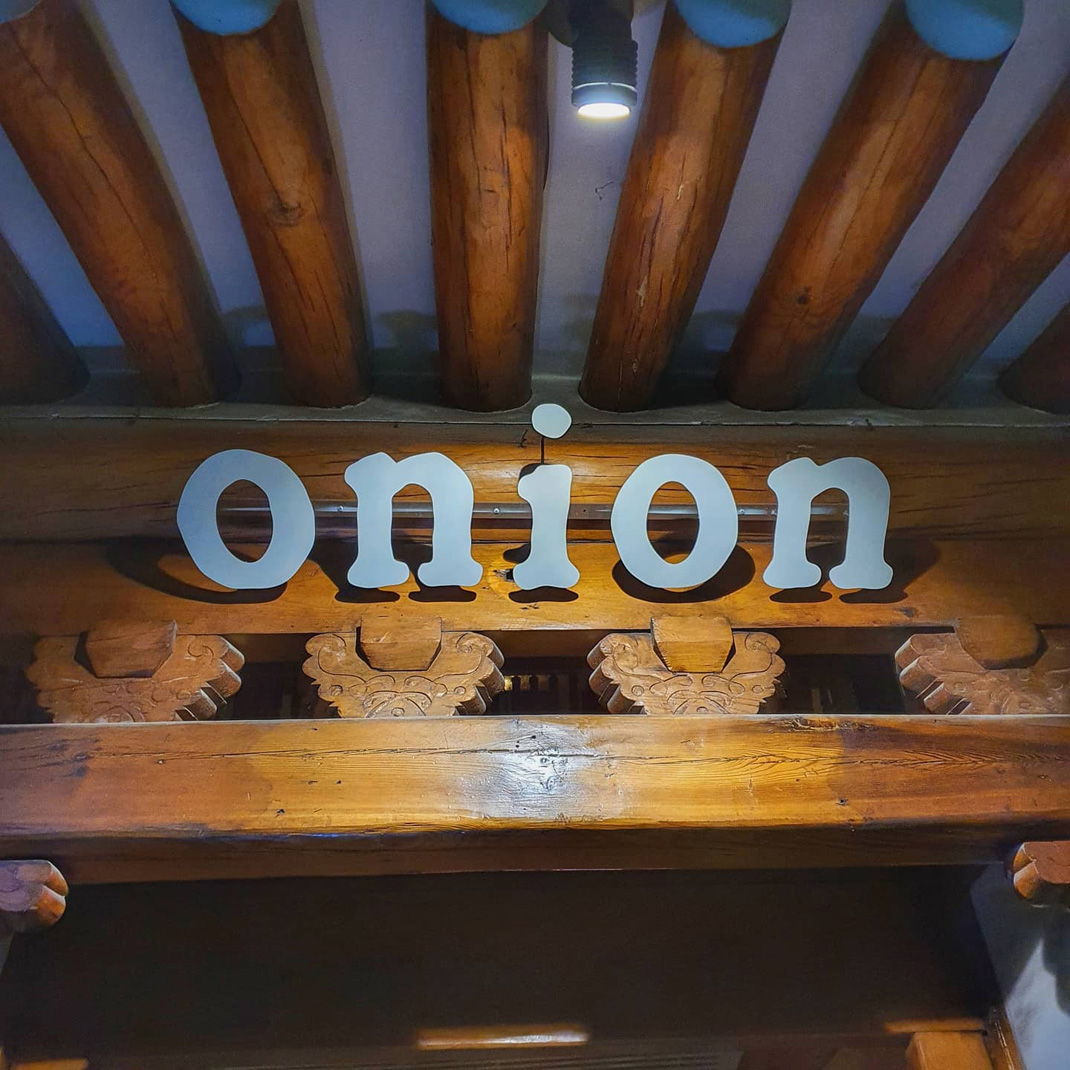 咖啡馆Cafe Onion Anguk 韩国 咖啡店 Café 复古 老建筑 logo设计 vi设计 空间设计