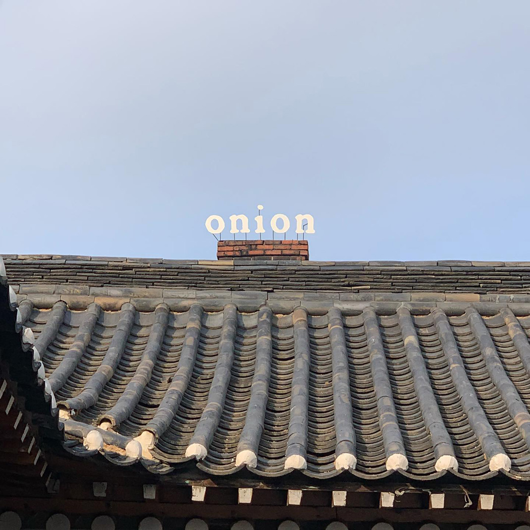 咖啡馆Cafe Onion Anguk 韩国 咖啡店 Café 复古 老建筑 logo设计 vi设计 空间设计