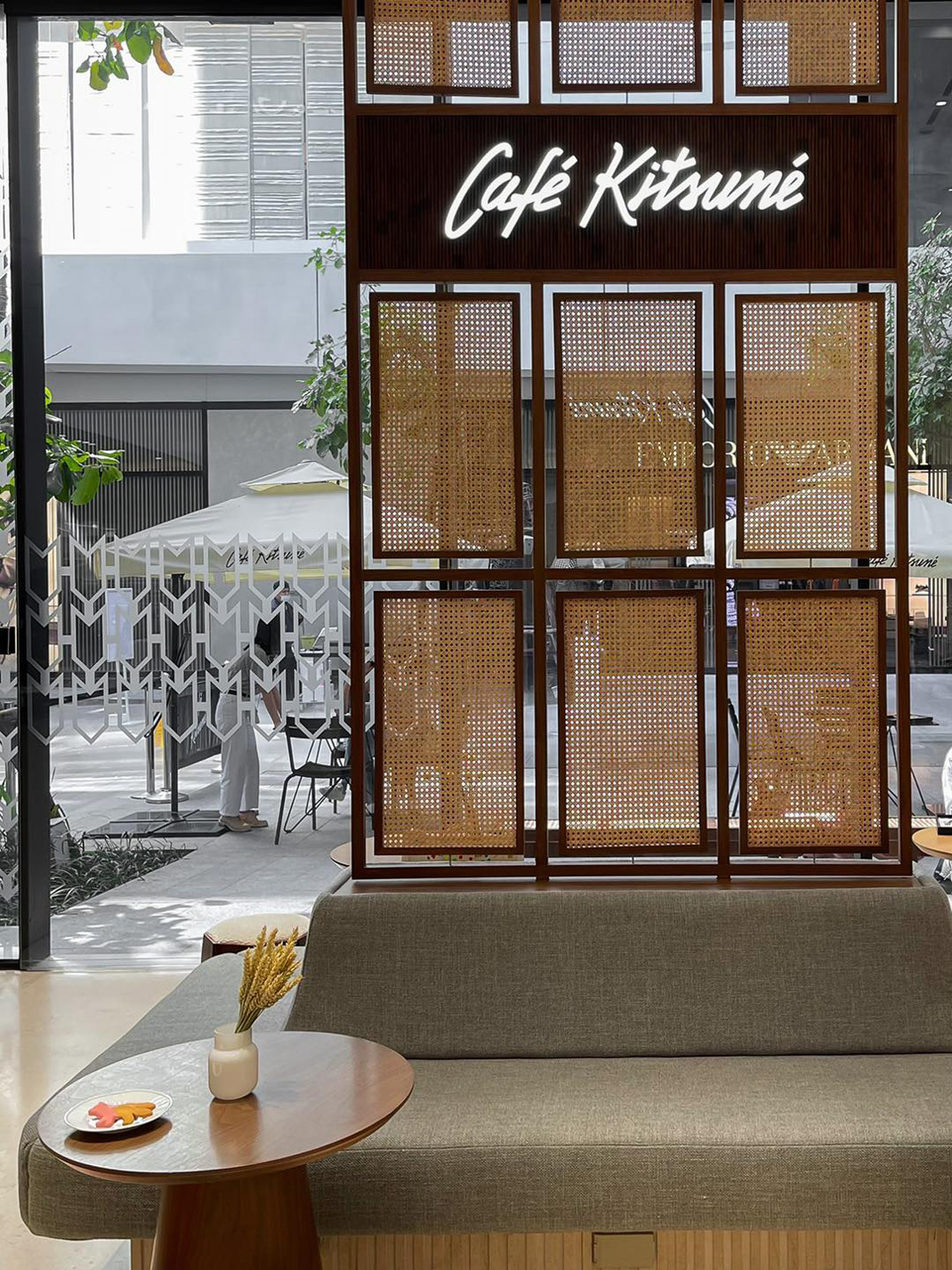 咖啡店Cafe Kitsune 巴黎 咖啡店 阵列 logo设计 vi设计 空间设计