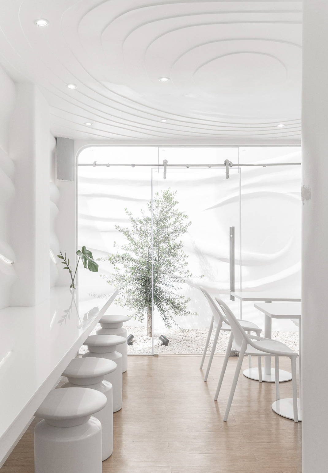 面包店Flat+White Cafe 泰国 曼谷 面包店 咖啡店 白色空间  logo设计 vi设计 空间设计