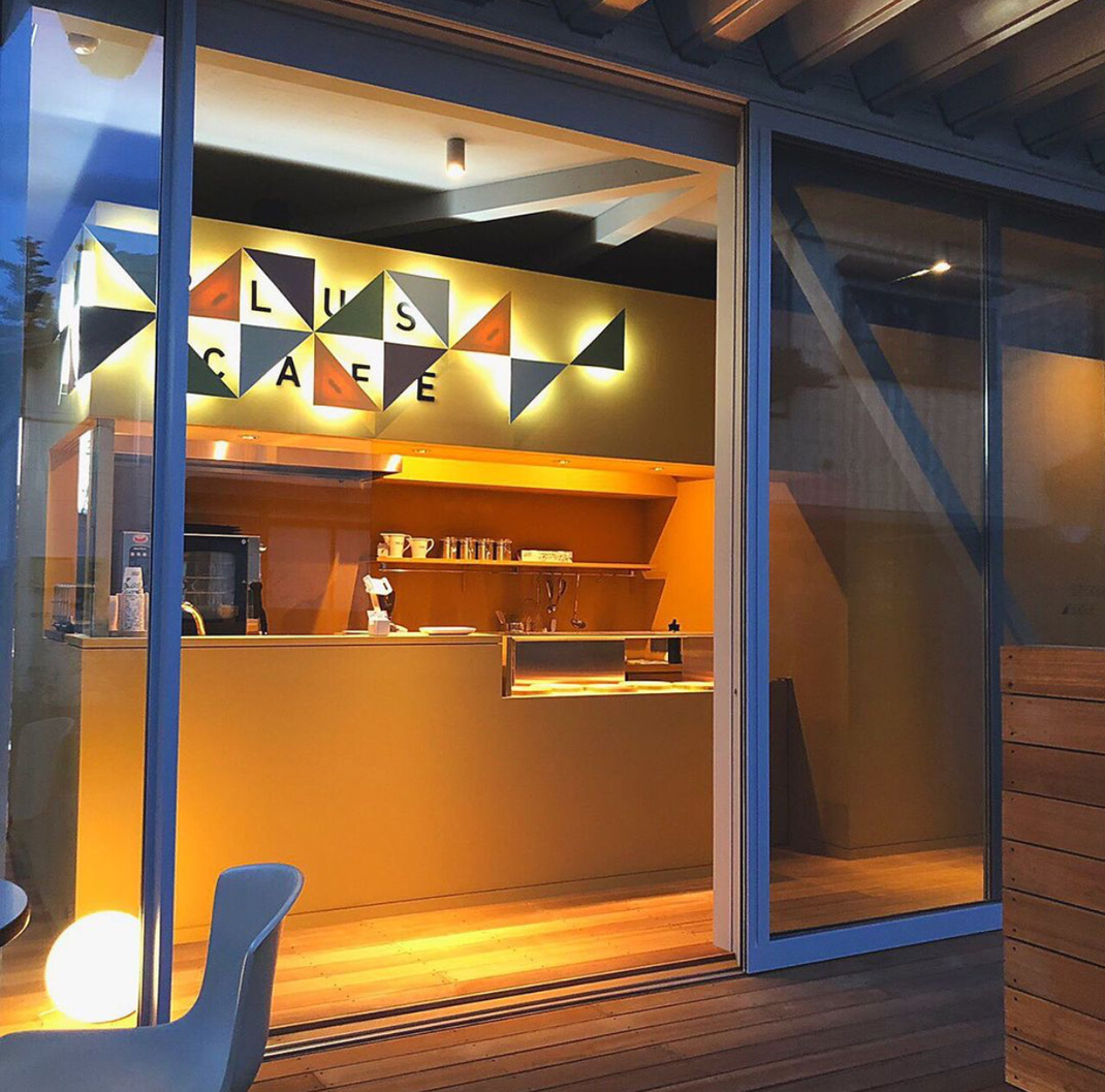 咖啡店PLUS CAFE 日本 咖啡店 色块设计 图形设计 logo设计 vi设计 空间设计