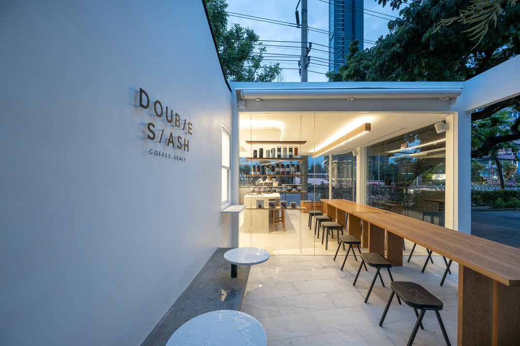 咖啡店Double Slash，Coffee Space 泰国 曼谷 咖啡店 白色空间 网红店 logo设计 vi设计 空间设计