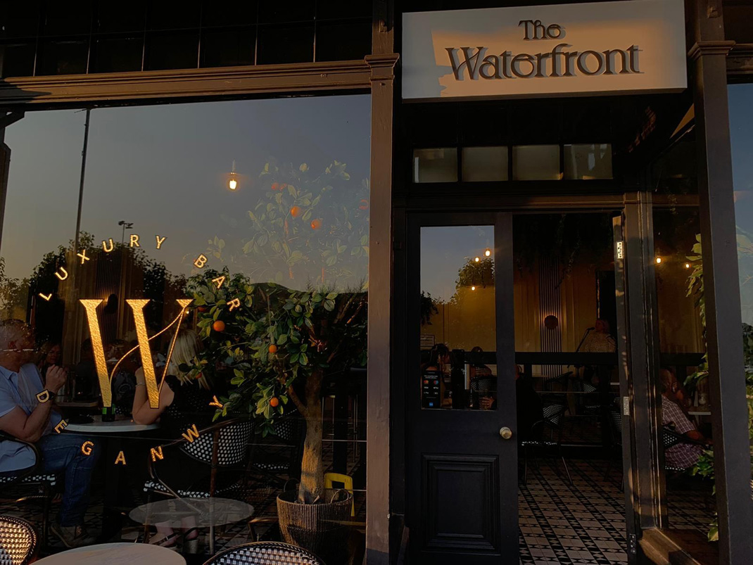 酒吧餐厅The Waterfront Deganwy，英国 logo设计 vi设计 空间设计