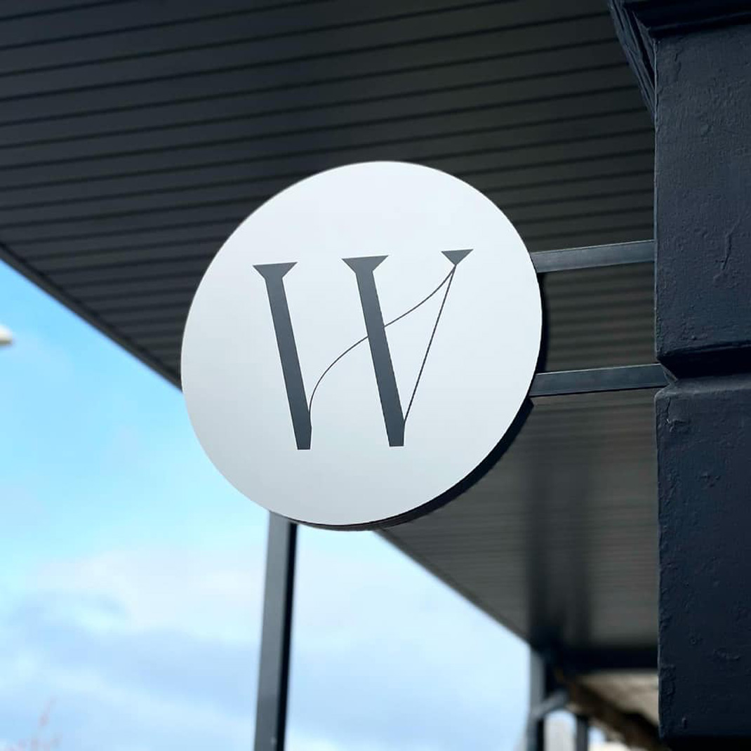 酒吧餐厅The Waterfront Deganwy，英国 logo设计 vi设计 空间设计