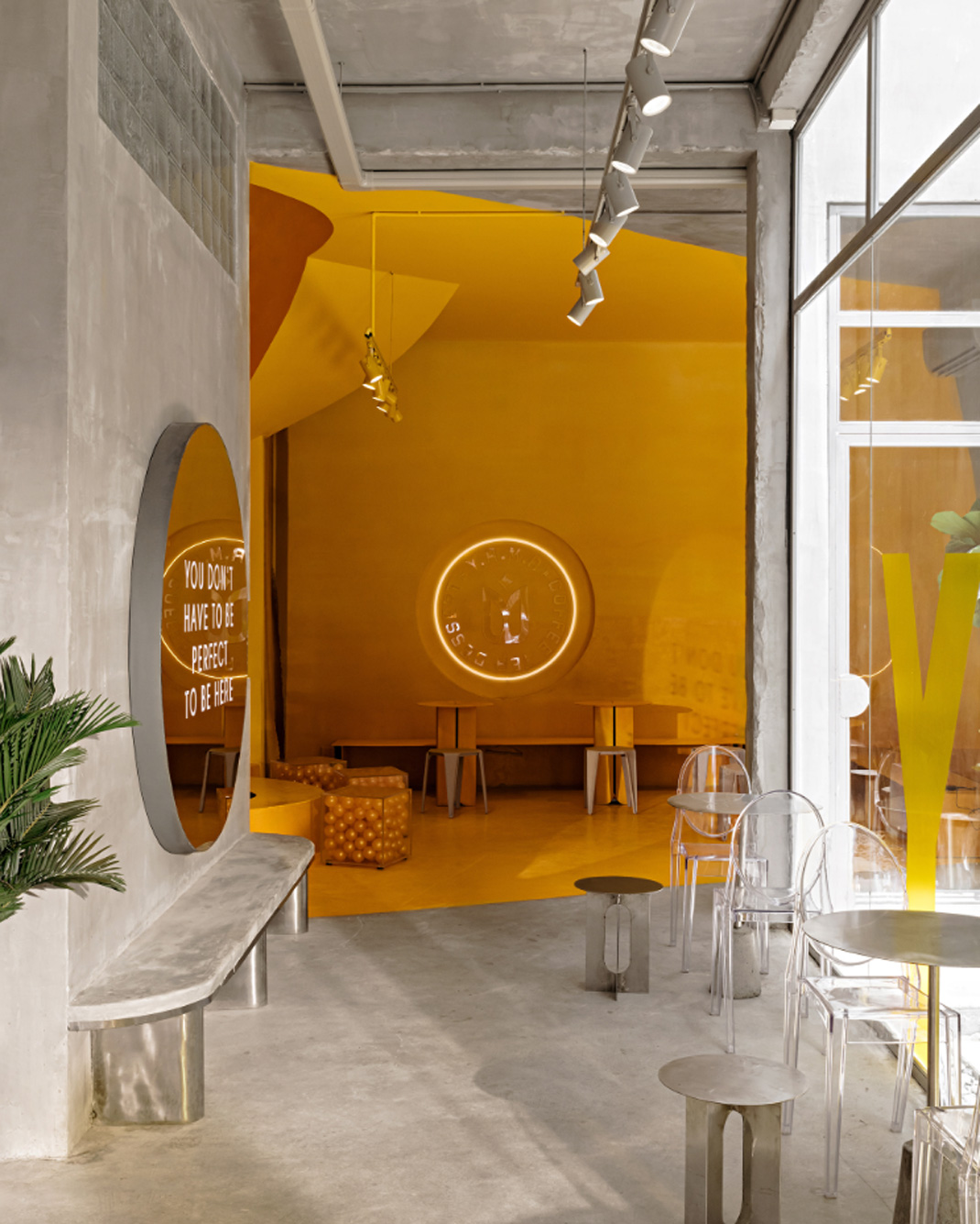 越南 咖啡店 茶 甜品 橱窗 Designer by Ksoul Studio logo设计 vi设计 空间设计