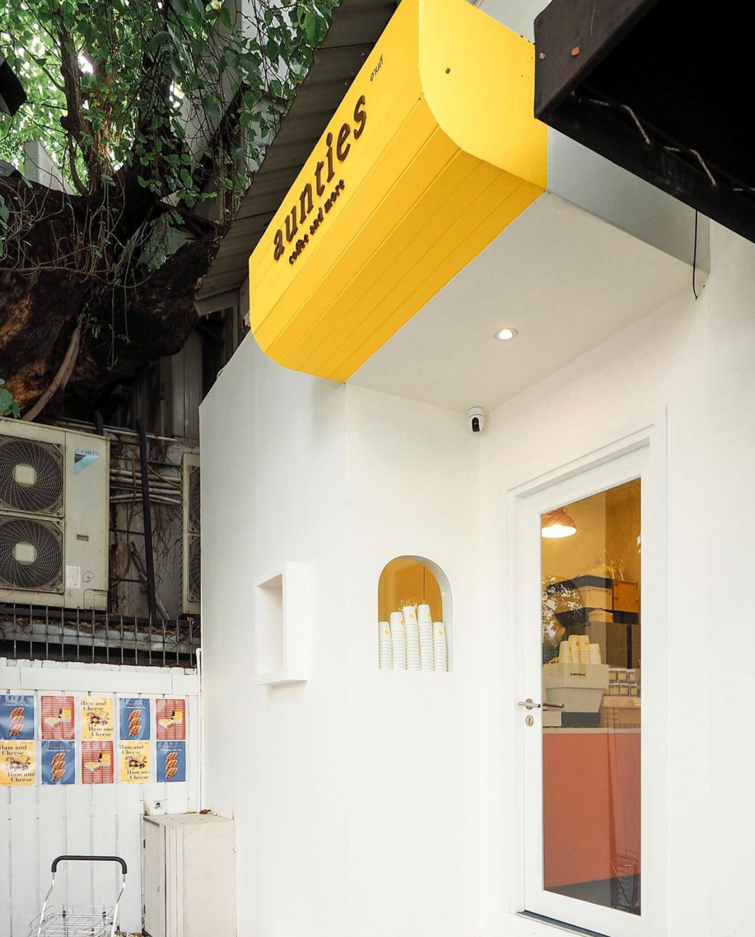咖啡店aunties coffee 泰国 曼谷 白色 袖珍店 logo设计 vi设计 空间设计