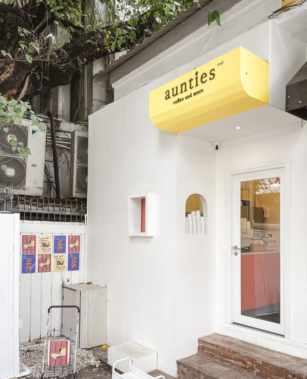 咖啡店aunties coffee 泰国 曼谷 白色 袖珍店 logo设计 vi设计 空间设计