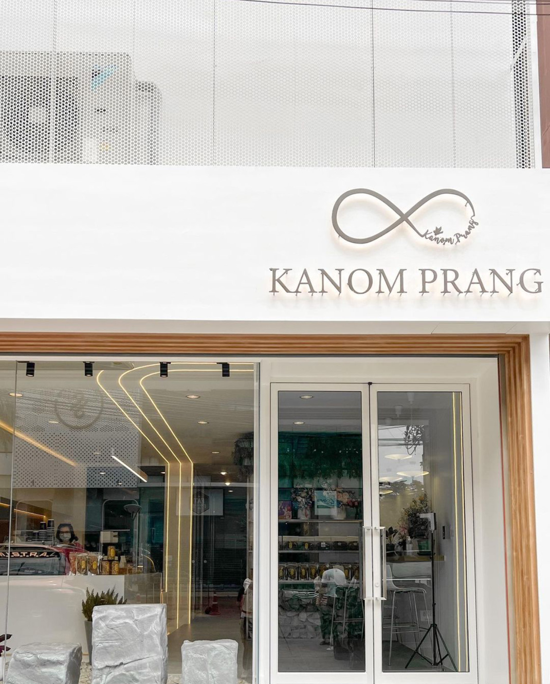 面包店Kanomprang 泰国 曼谷 面包店 白色 木色 logo设计 vi设计 空间设计