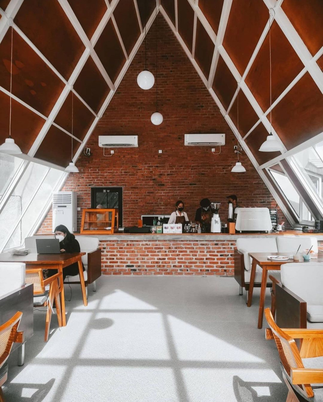 咖啡店BERMUDA 泰国 咖啡店 三角形 自然 logo设计 vi设计 空间设计