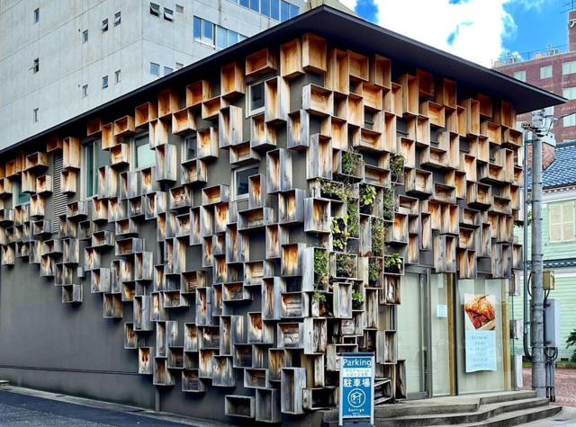 木箱子围合而成的餐厅，日本