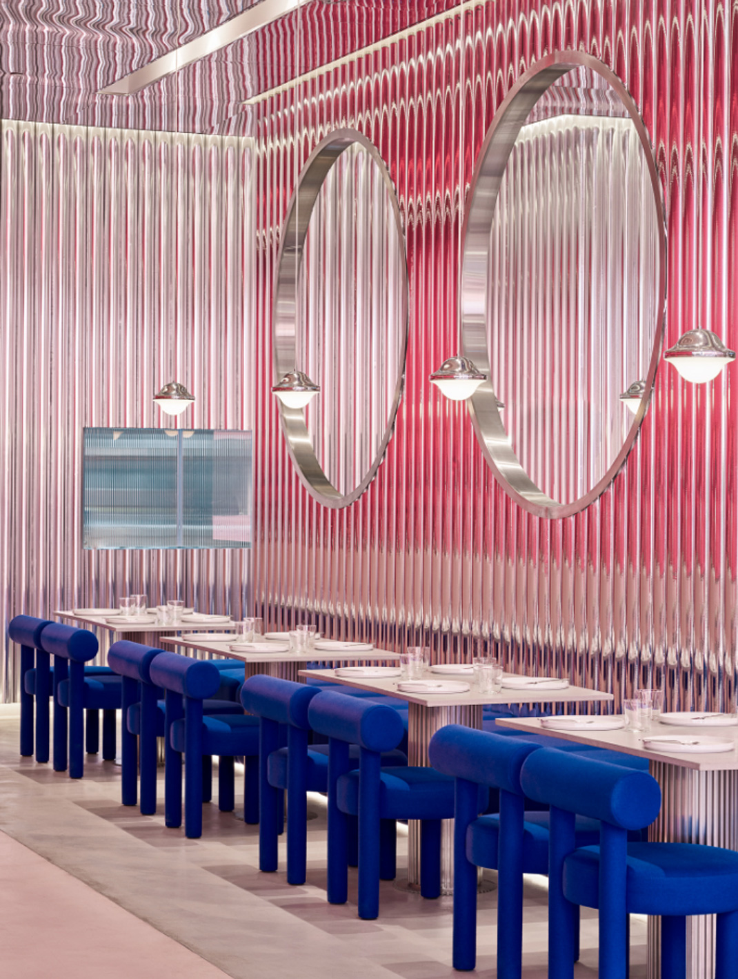 红色和蓝色调甜品店设计 科威特 甜品店 蓝色 红色 波浪板 logo设计 vi设计 空间设计