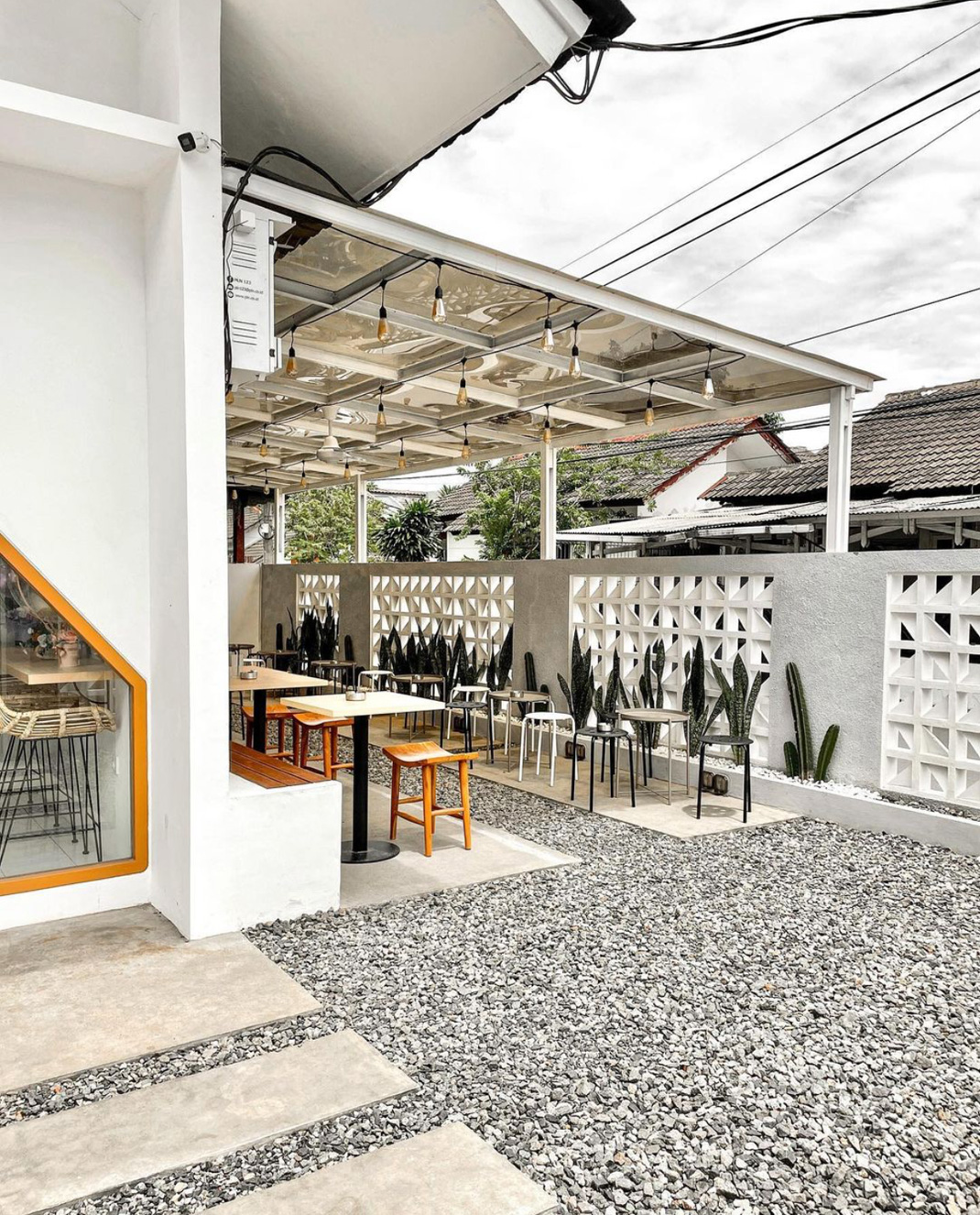 咖啡店Waktu Remu Coffee 印度尼西亚 咖啡店 庭院 热带 logo设计 vi设计 空间设计