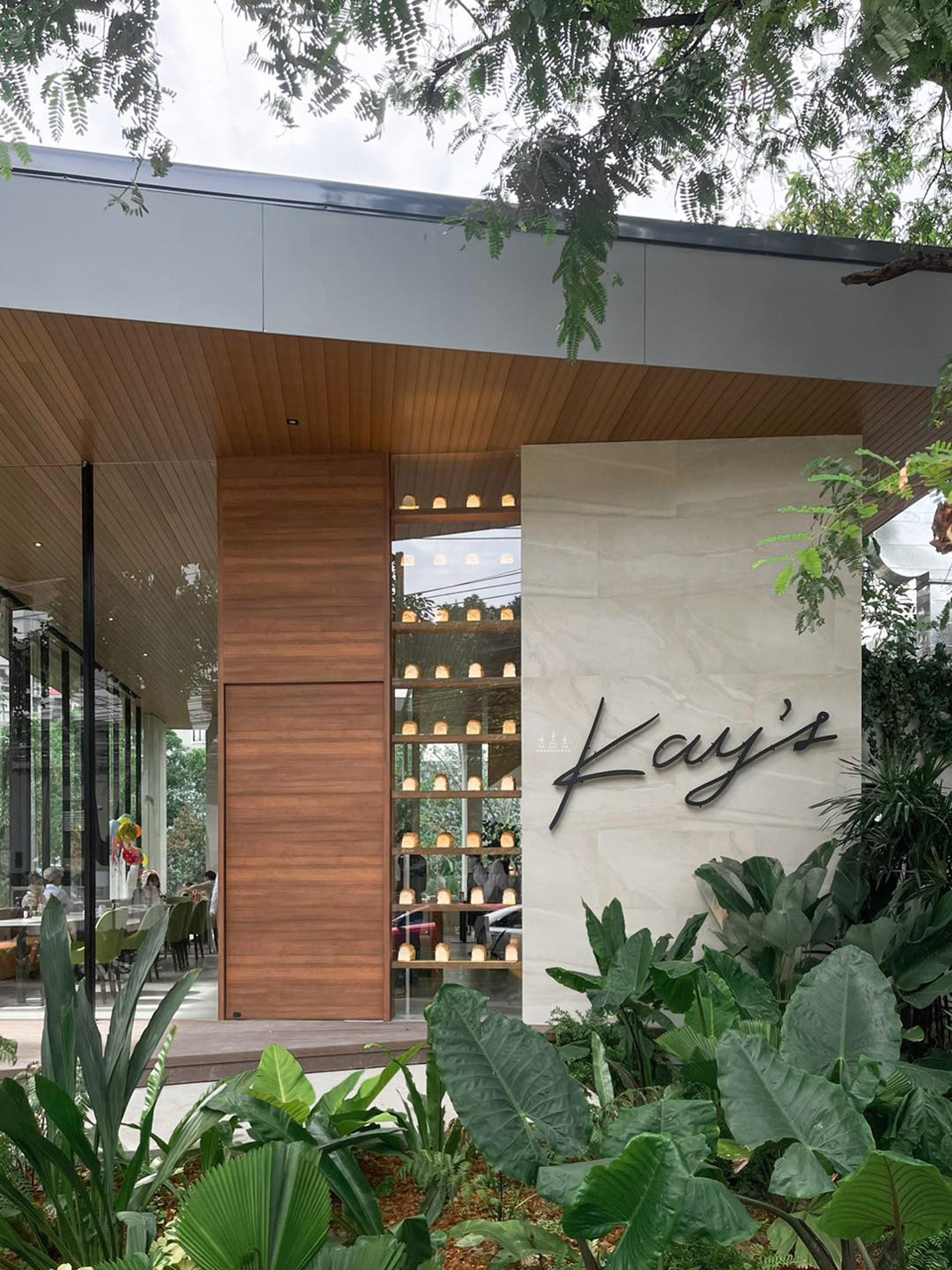 简餐餐厅Kay's (Sukhumvit49) 泰国 曼谷 简餐 石材 花园 logo设计 vi设计 空间设计