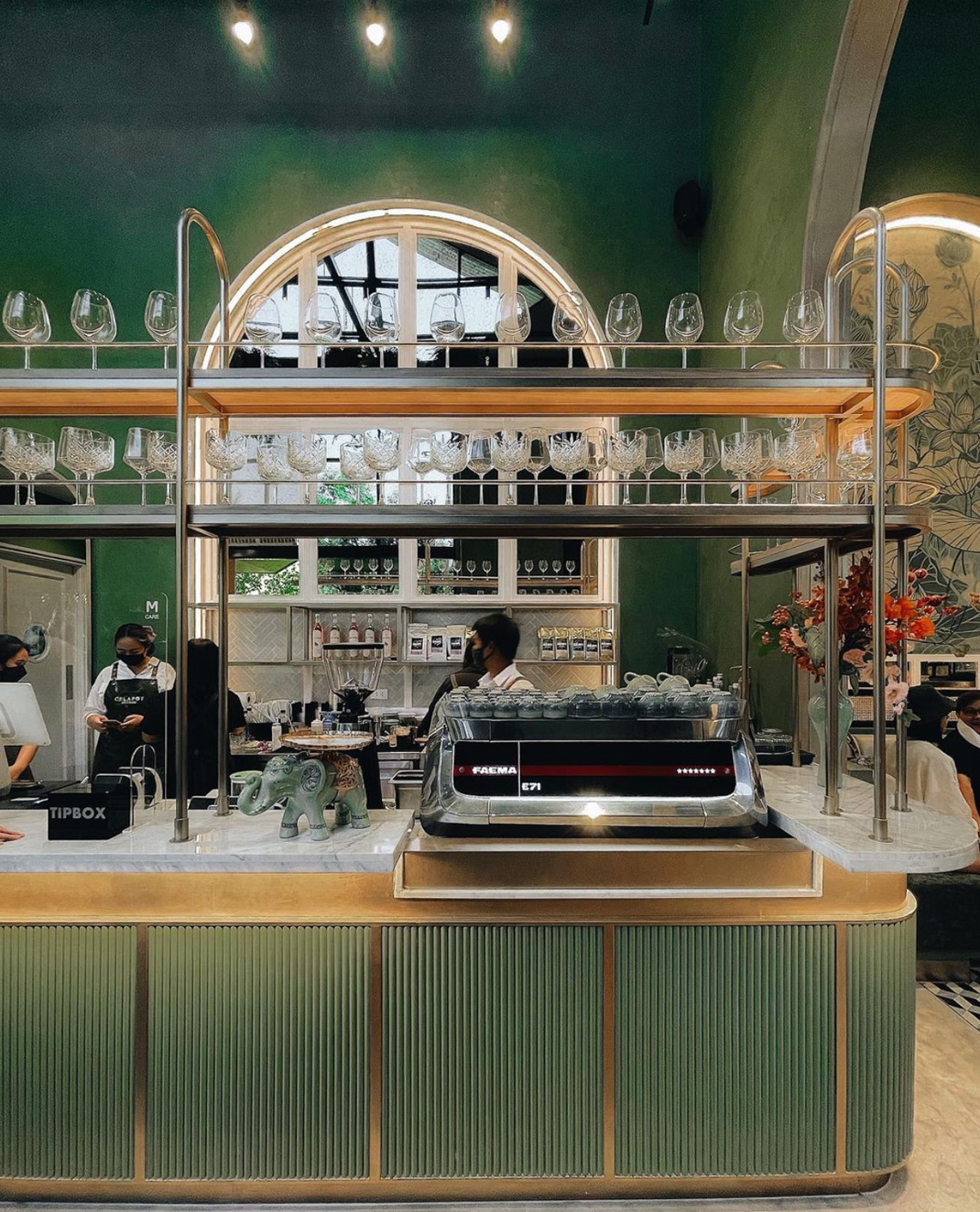 咖啡店X 画廊Celapot Café x Gallery 泰国 咖啡店 画廊 绿色 拱形 格栅 复古 马赛克 logo设计 vi设计 空间设计