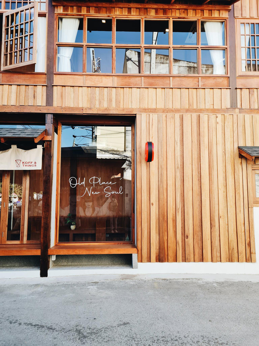 咖啡馆Koffandthings.th 泰国 清迈 咖啡馆 甜品店 木色 logo设计 vi设计 空间设计