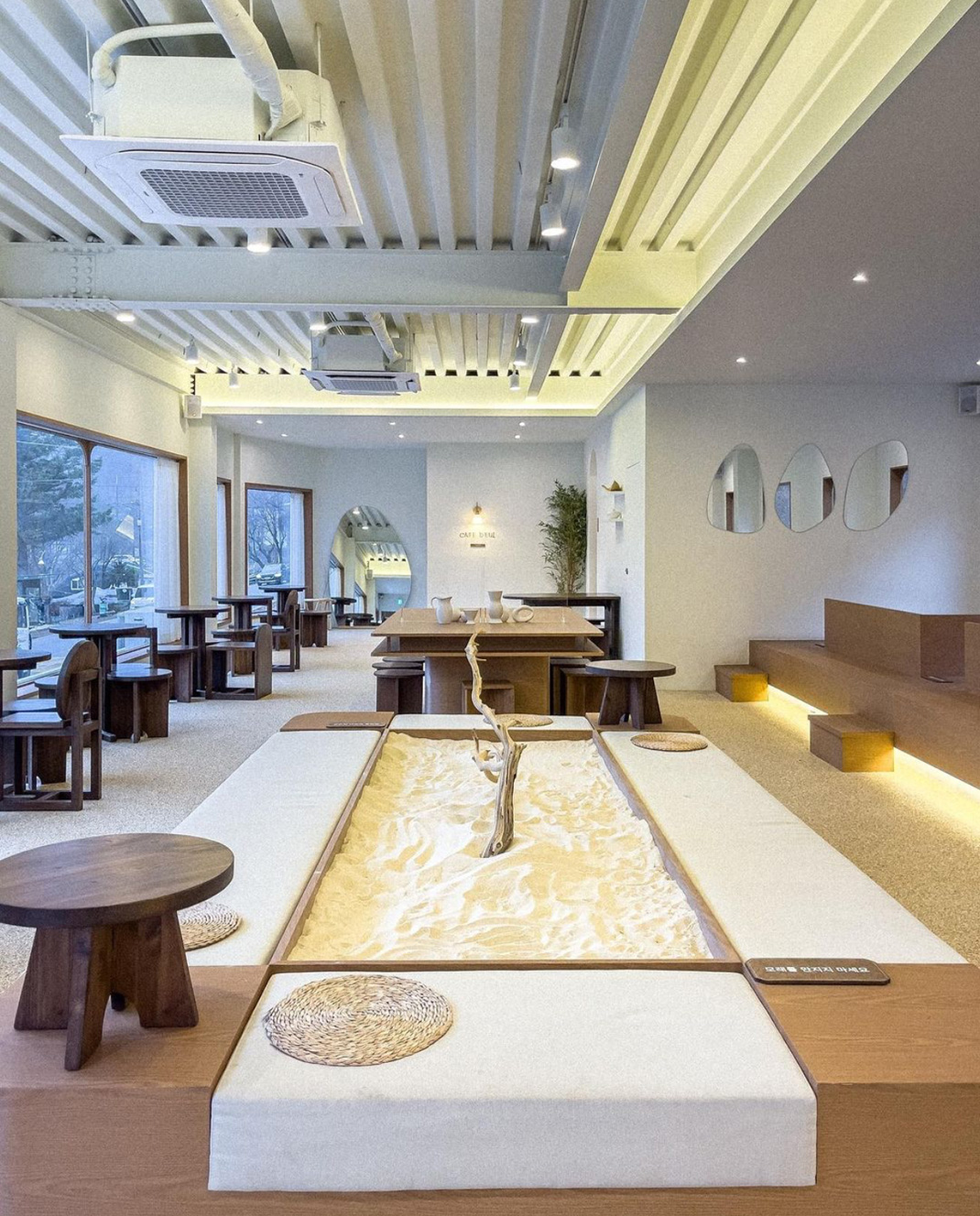 庭院里的咖啡馆CAFE DEUL 韩国 咖啡馆 别墅 白色 圆形  logo设计 vi设计 空间设计